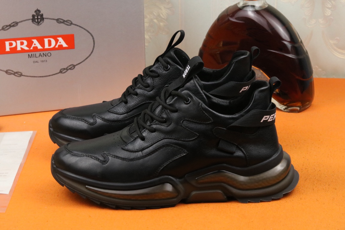 I5 高品质PRADA普拉达上市著名奢侈品牌，专柜同步更新，意大利男鞋时尚杂志季刊封面主推款鞋面采用意大利进口牛皮，真皮内里。原版运动大底，上脚舒适有型。 细节无可挑剔。