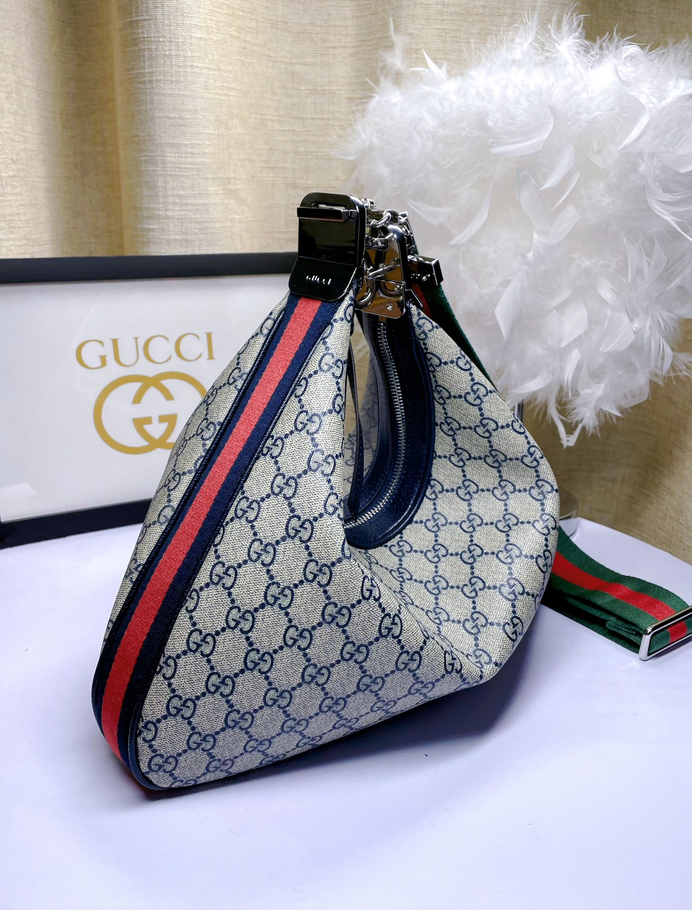  GG👉Gucci Attache系列大号肩背包《古驰爱的进行曲》系列焕新演绎品牌典藏元素，致敬好莱坞恒