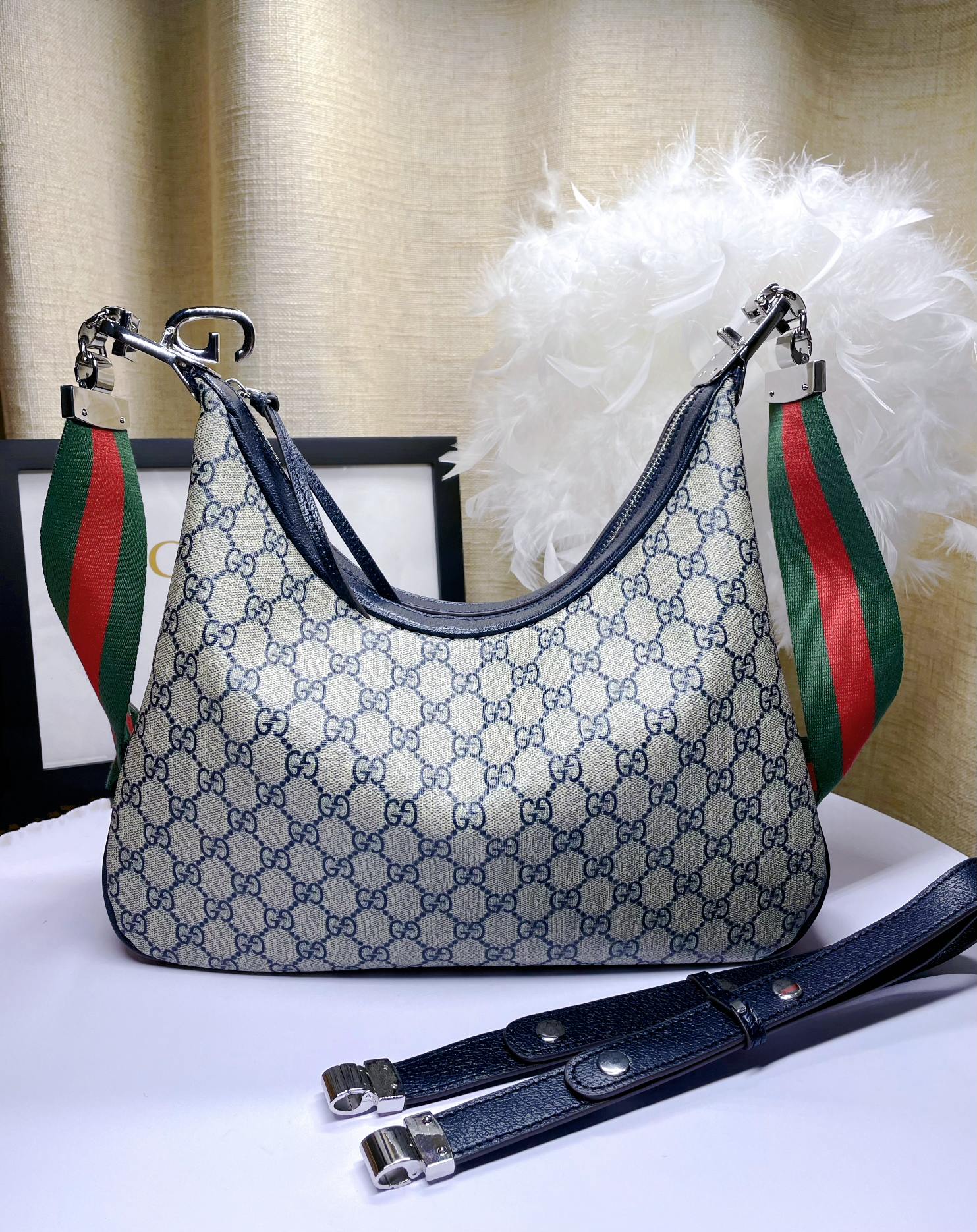  GG👉Gucci Attache系列大号肩背包《古驰爱的进行曲》系列焕新演绎品牌典藏元素，致敬好莱坞恒