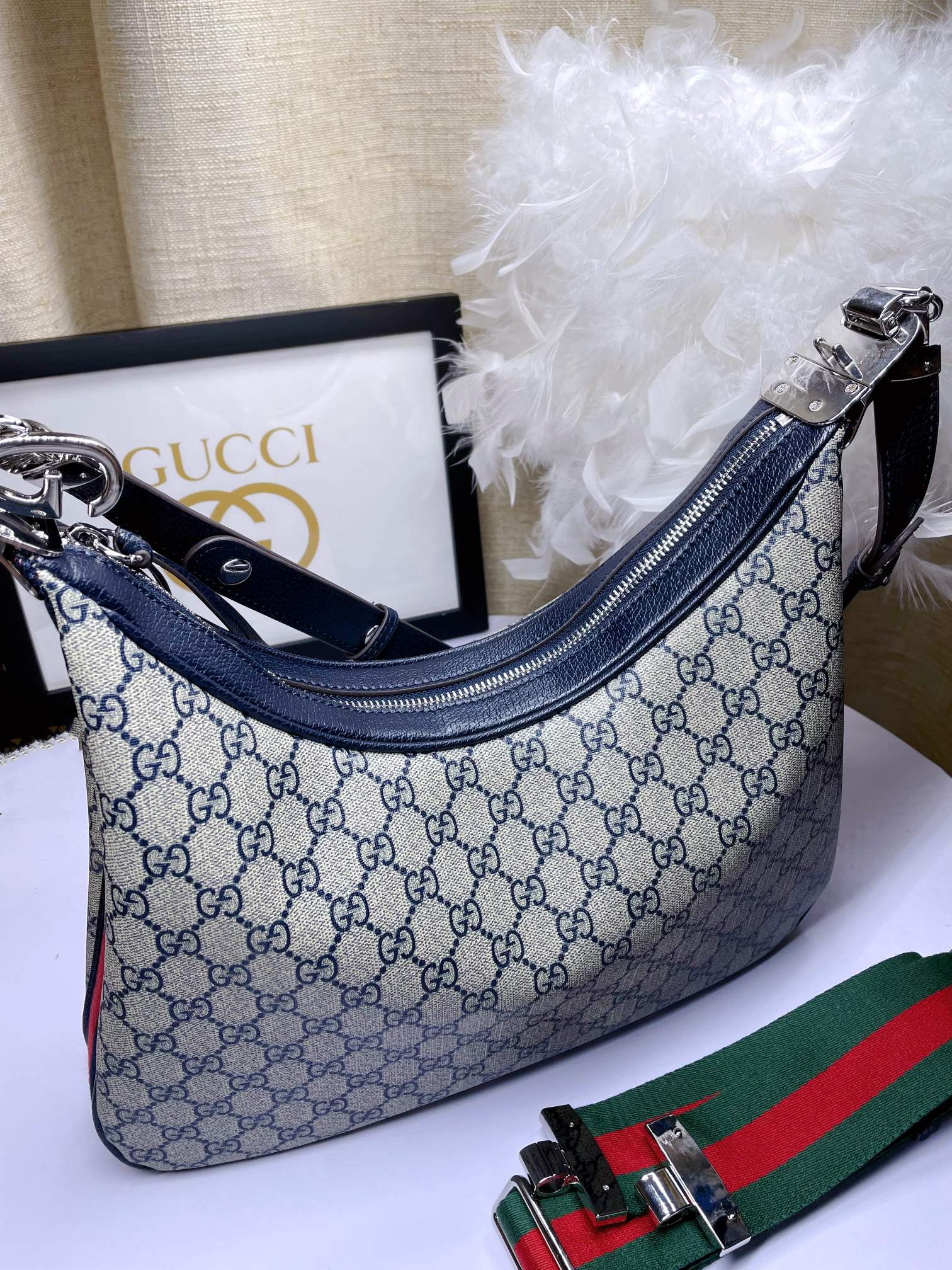  GG👉Gucci Attache系列大号肩背包《古驰爱的进行曲》系列焕新演绎品牌典藏元素，致敬好莱坞恒