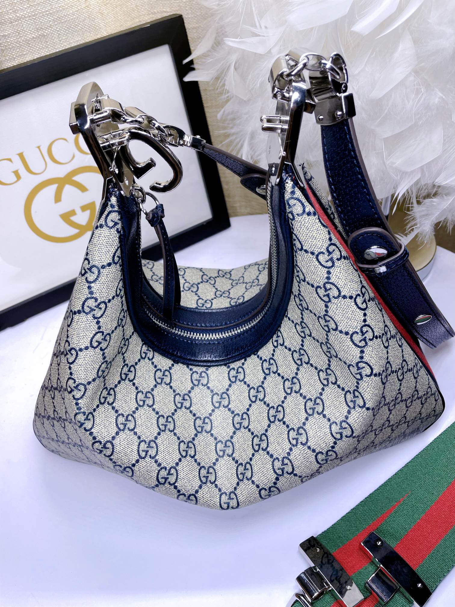  GG👉Gucci Attache系列大号肩背包《古驰爱的进行曲》系列焕新演绎品牌典藏元素，致敬好莱坞恒