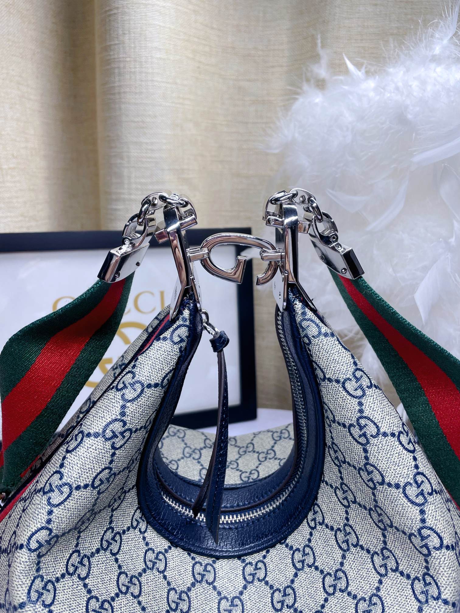  GG👉Gucci Attache系列大号肩背包《古驰爱的进行曲》系列焕新演绎品牌典藏元素，致敬好莱坞恒