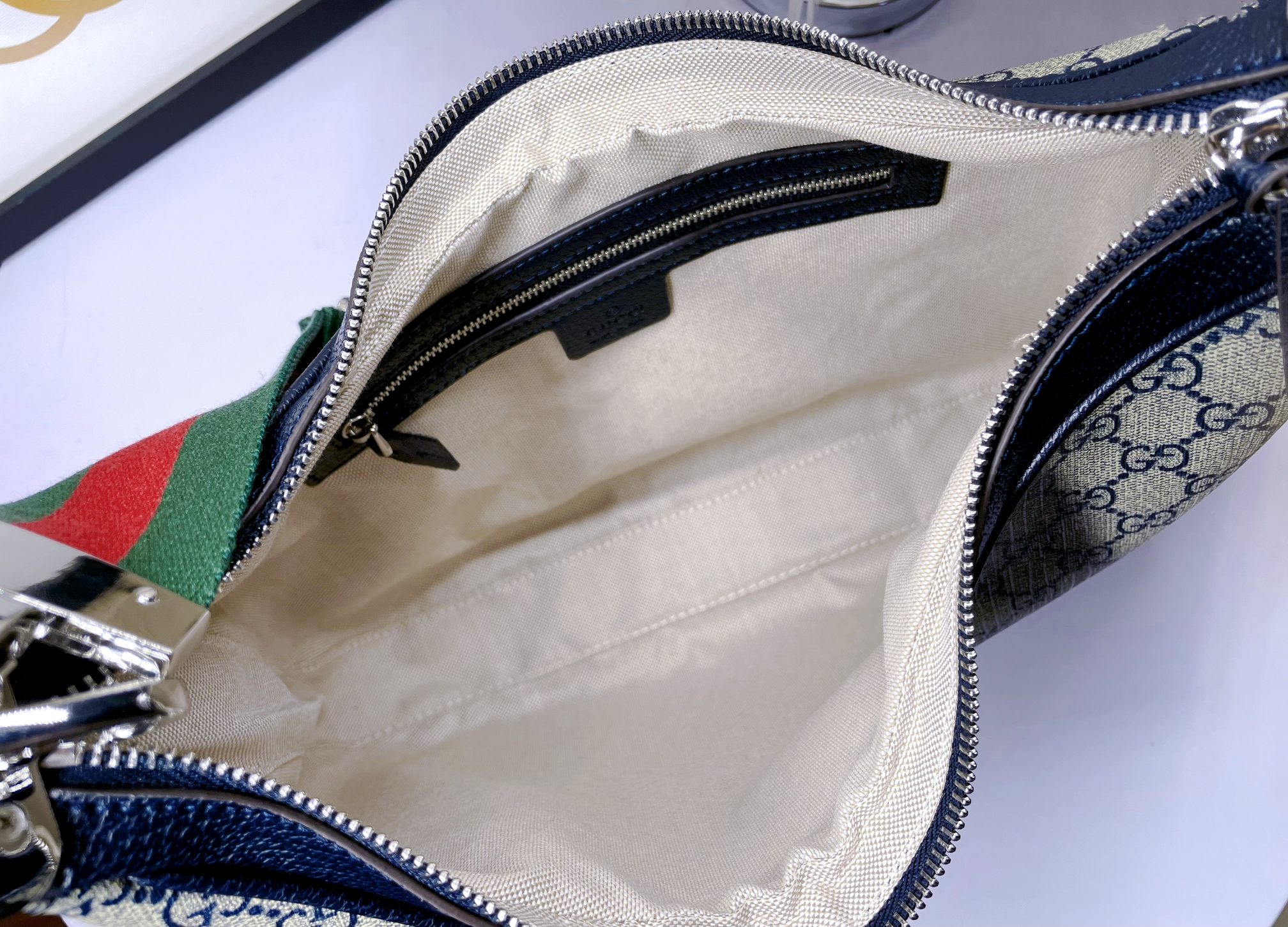  GG👉Gucci Attache系列大号肩背包《古驰爱的进行曲》系列焕新演绎品牌典藏元素，致敬好莱坞恒