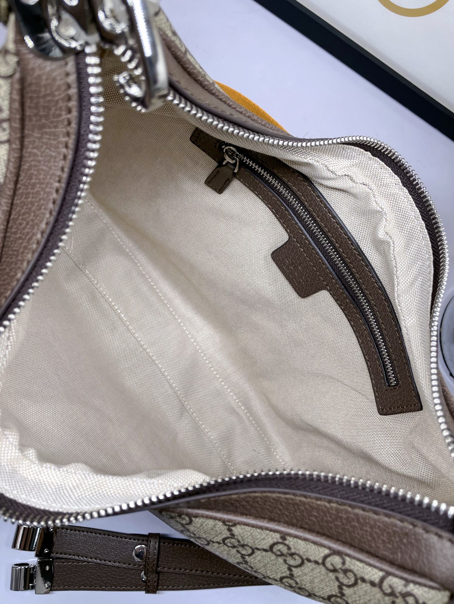 GG👉Gucci Attache系列大号肩背包《古驰爱的进行曲》系列焕新演绎品牌典藏元素，致敬好莱坞恒久