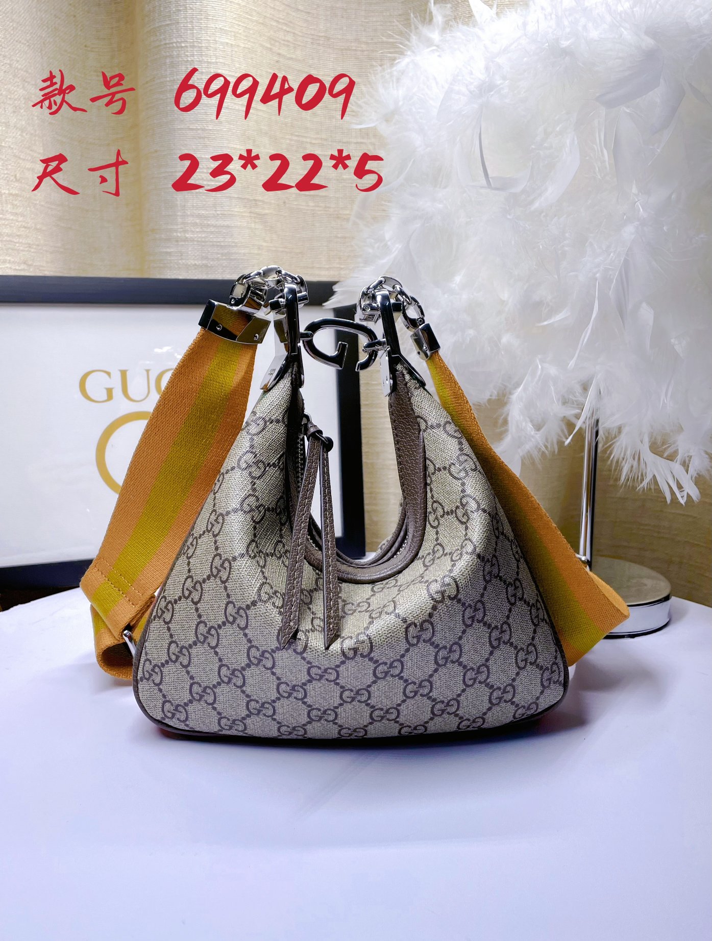 Gucci Attache 小号肩背包 - 新月型デザインと復古魅力