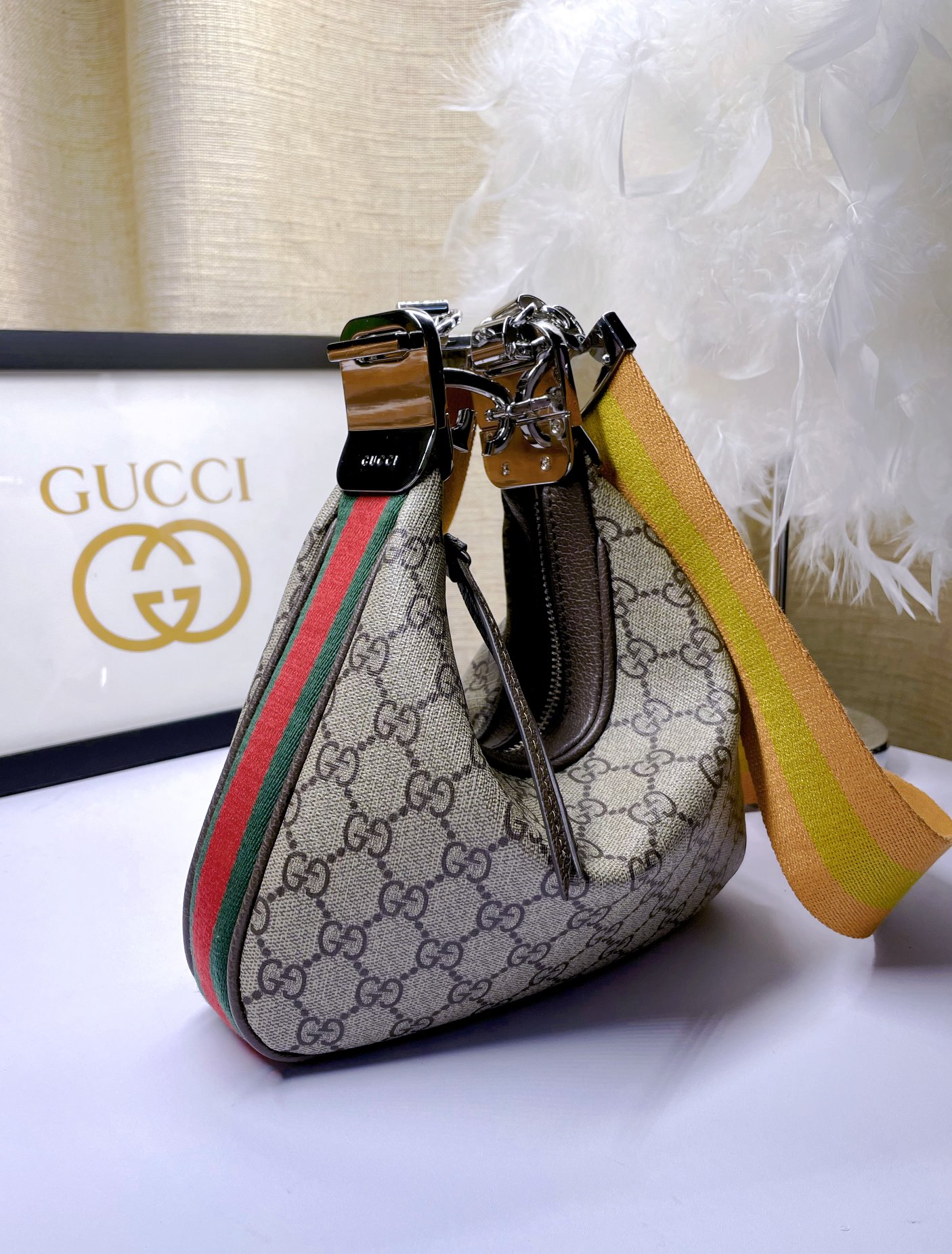 Gucci Attache 小号肩背包 - 新月型デザインと復古魅力