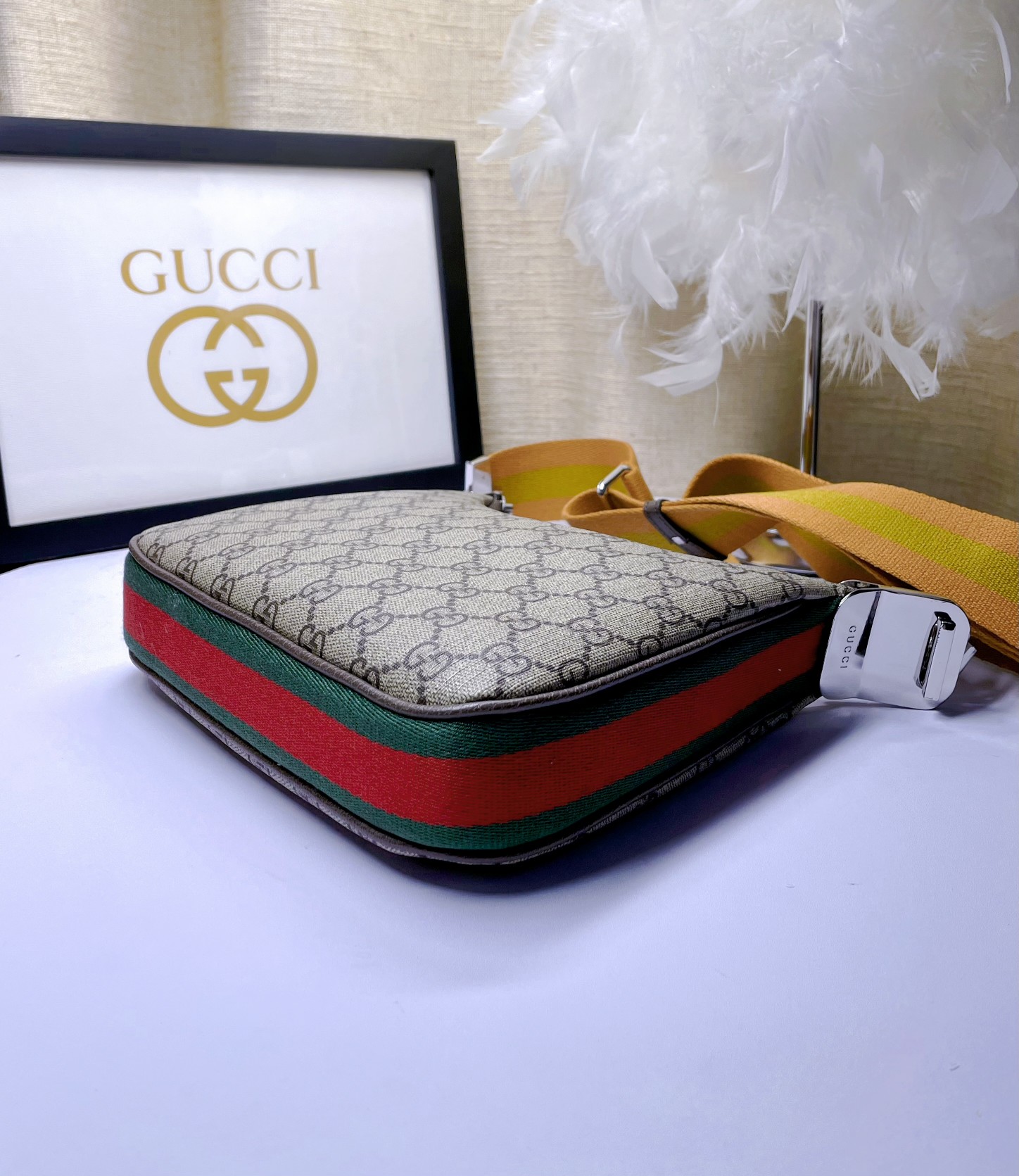 Gucci Attache 小号肩背包 - 新月型デザインと復古魅力