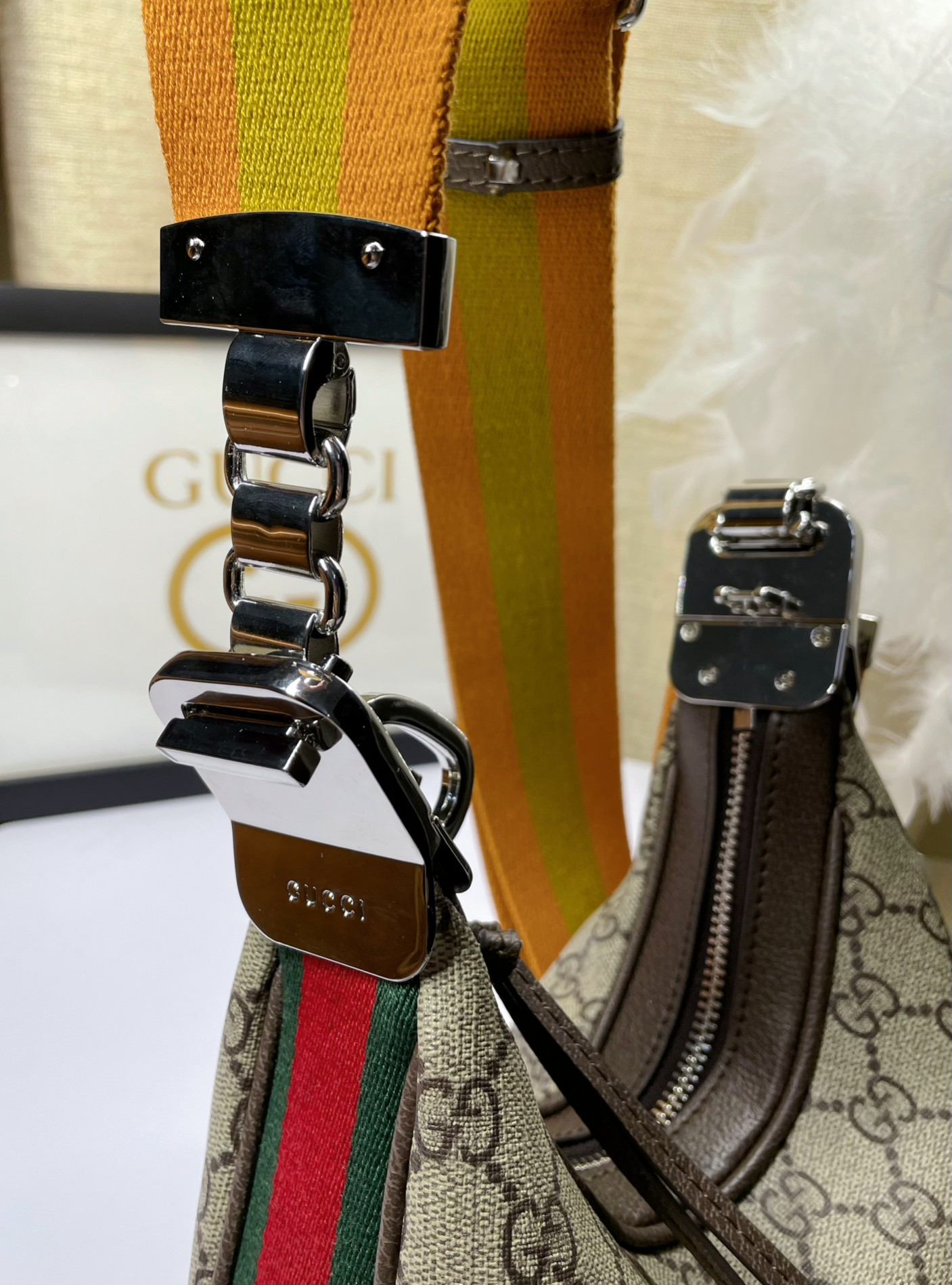 Gucci Attache 小号肩背包 - 新月型デザインと復古魅力