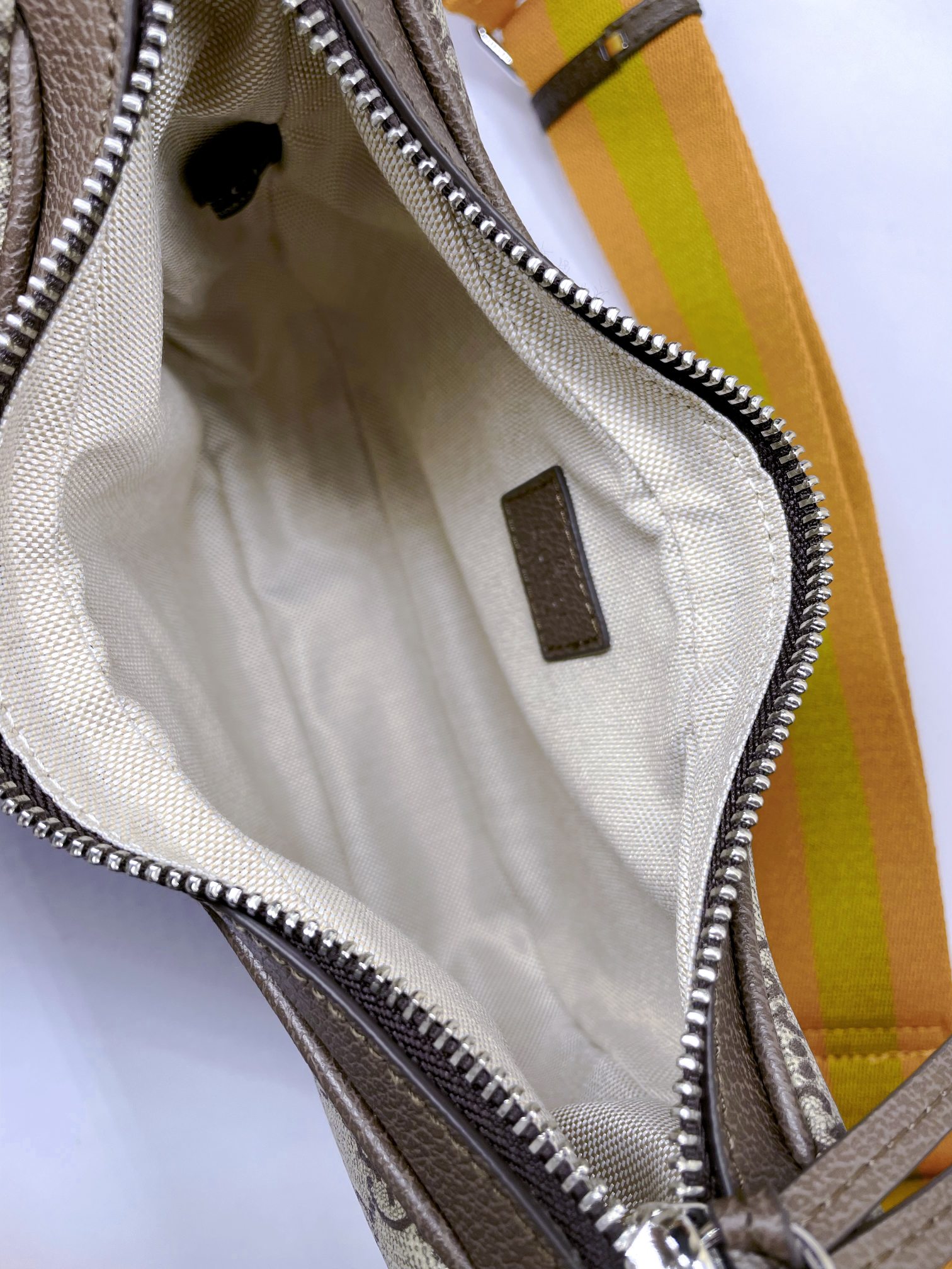 Gucci Attache 小号肩背包 - 新月型デザインと復古魅力