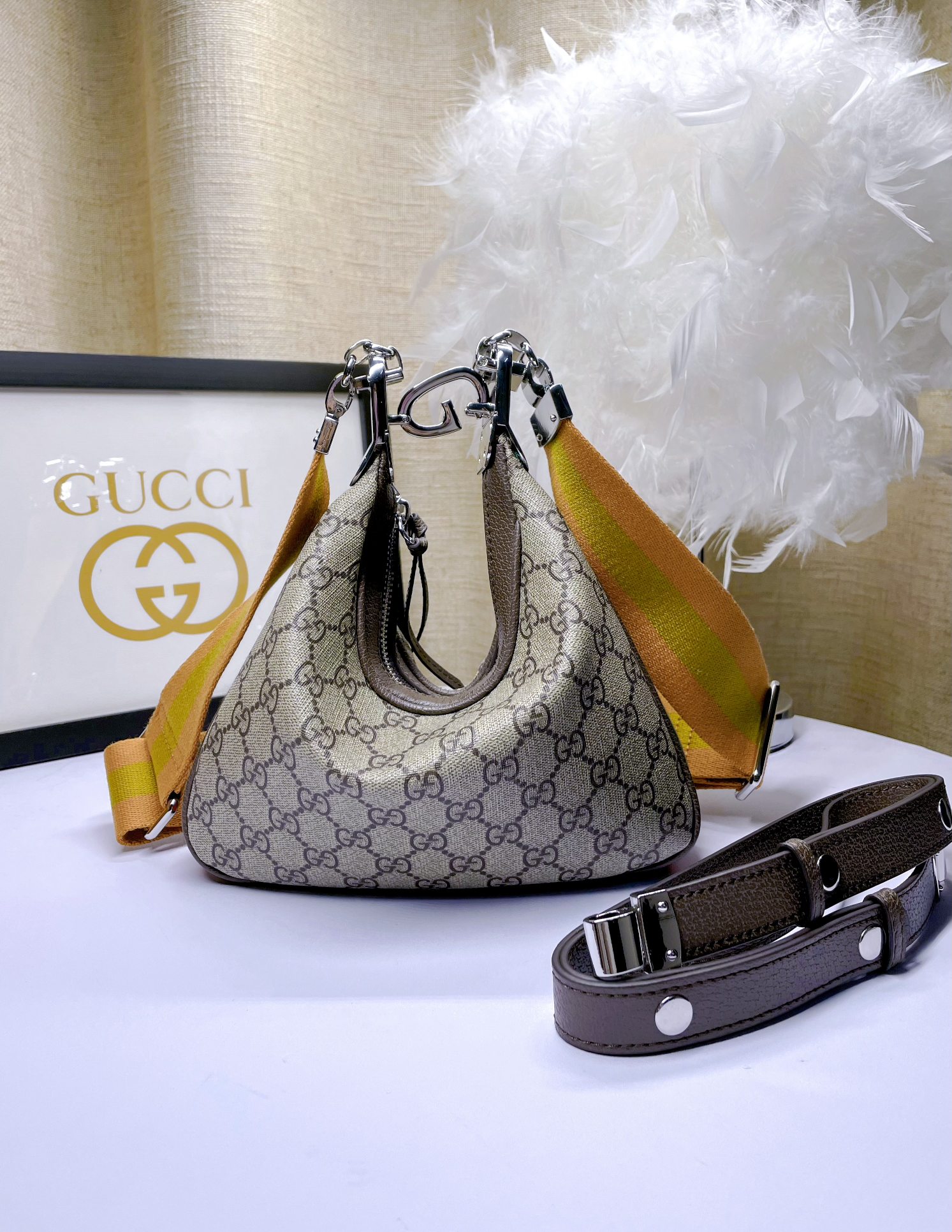 Gucci Attache 小号肩背包 - 新月型デザインと復古魅力
