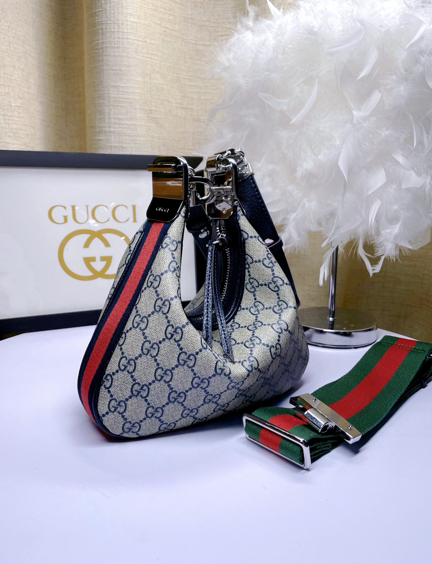 Gucci Attache 小号肩背包 - 新月形状と復古魅力のエレガンス