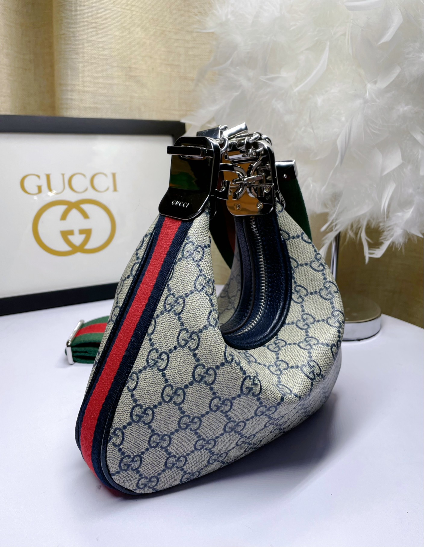 Gucci Attache 小号肩背包 - 新月形状と復古魅力のエレガンス
