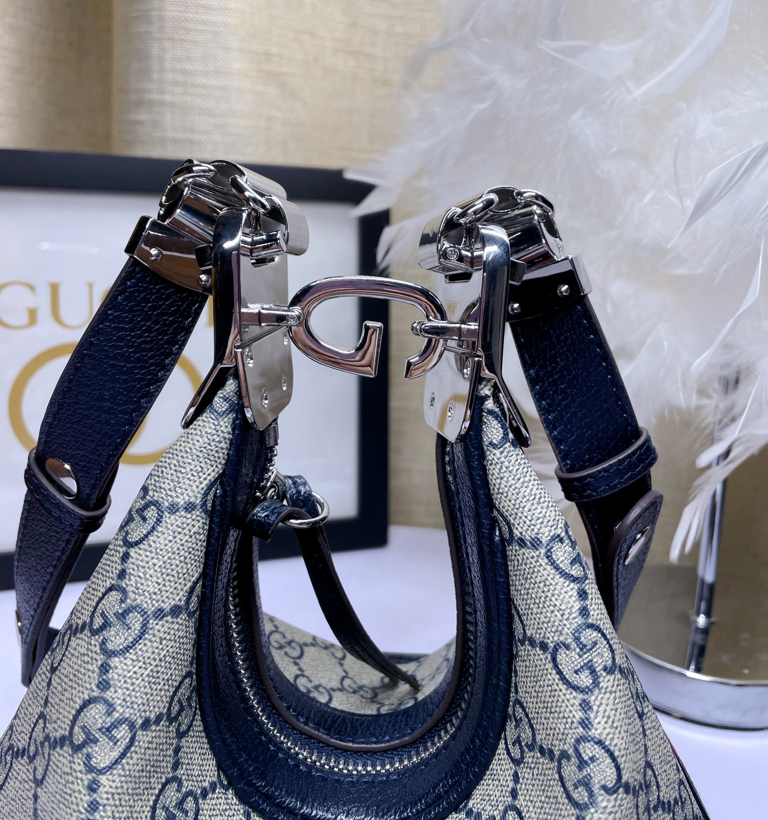 Gucci Attache 小号肩背包 - 新月形状と復古魅力のエレガンス