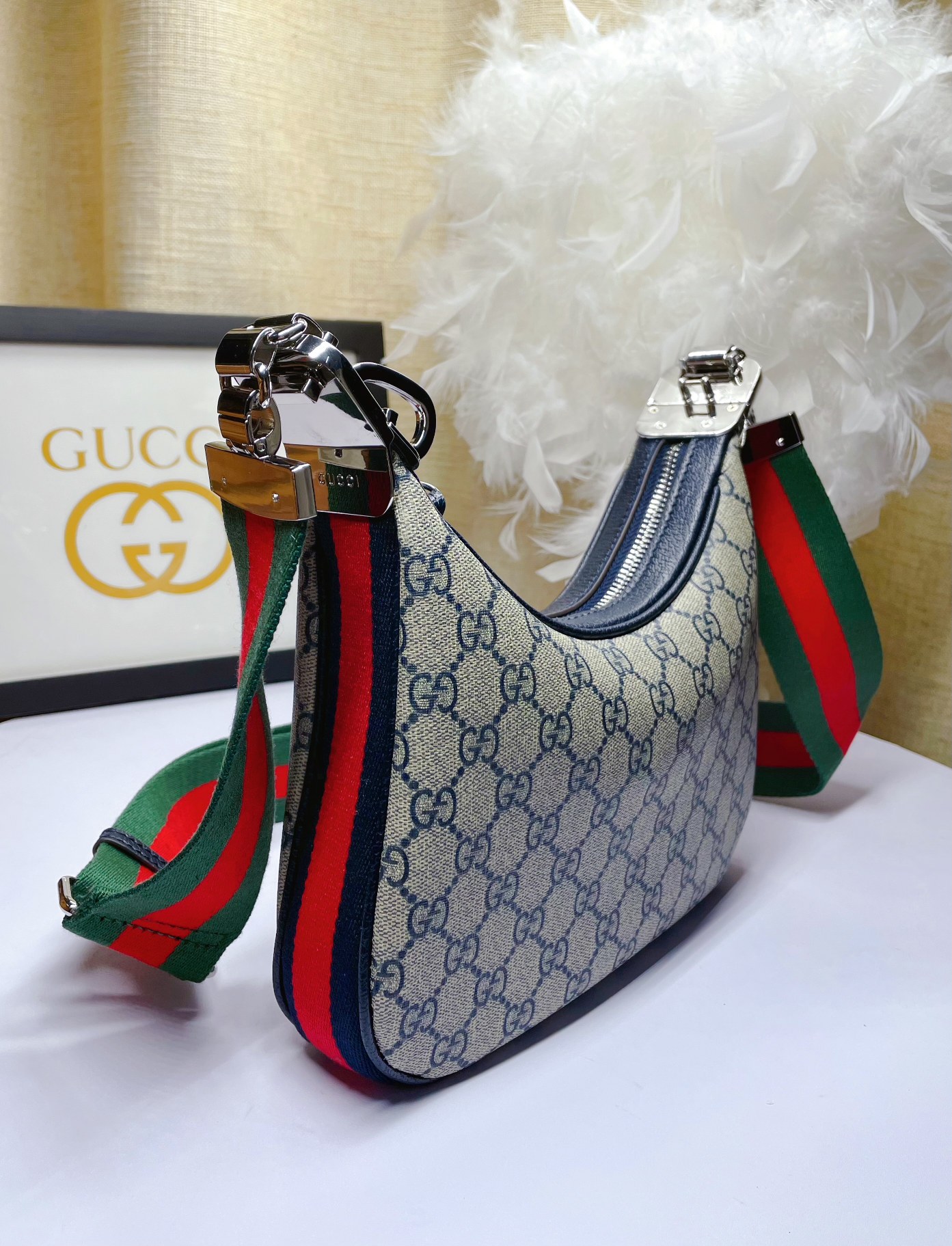 Gucci Attache 小号肩背包 - 新月形状と復古魅力のエレガンス