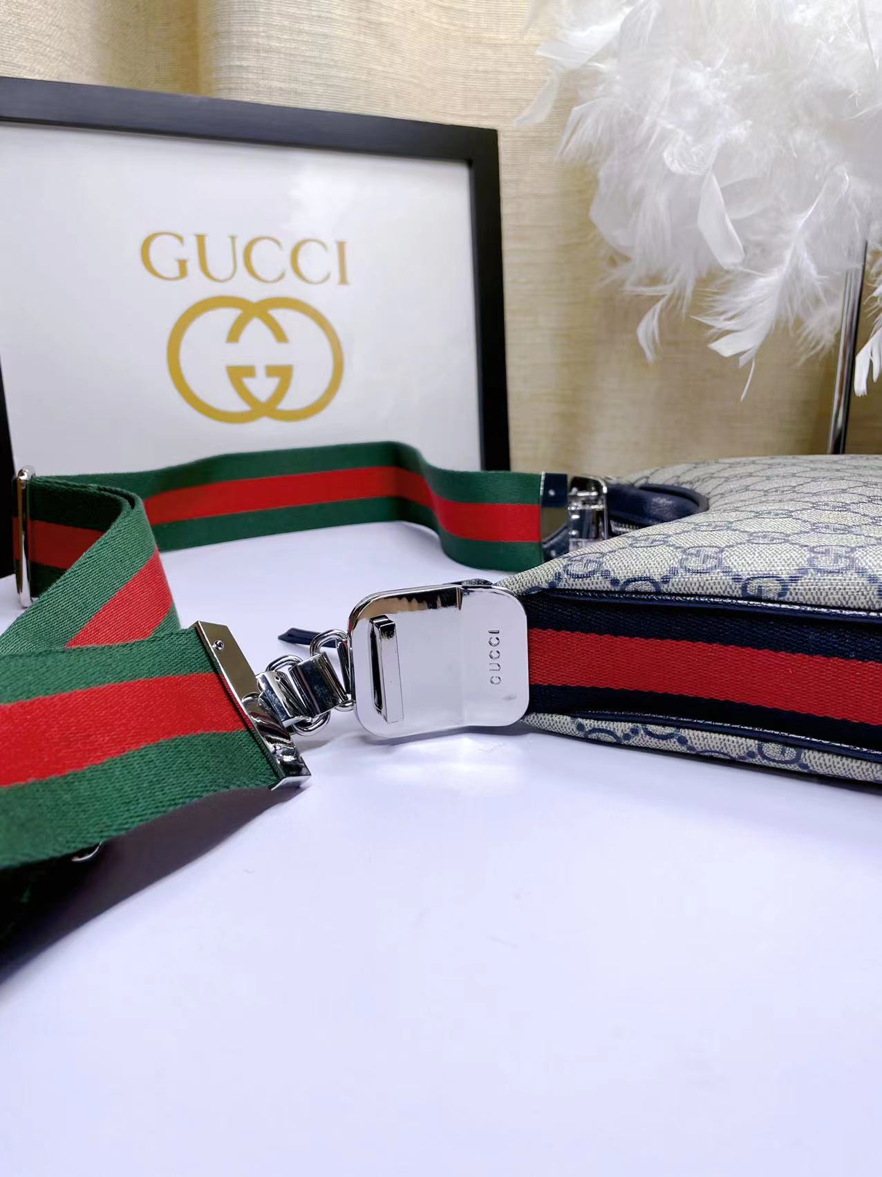 Gucci Attache 小号肩背包 - 新月形状と復古魅力のエレガンス