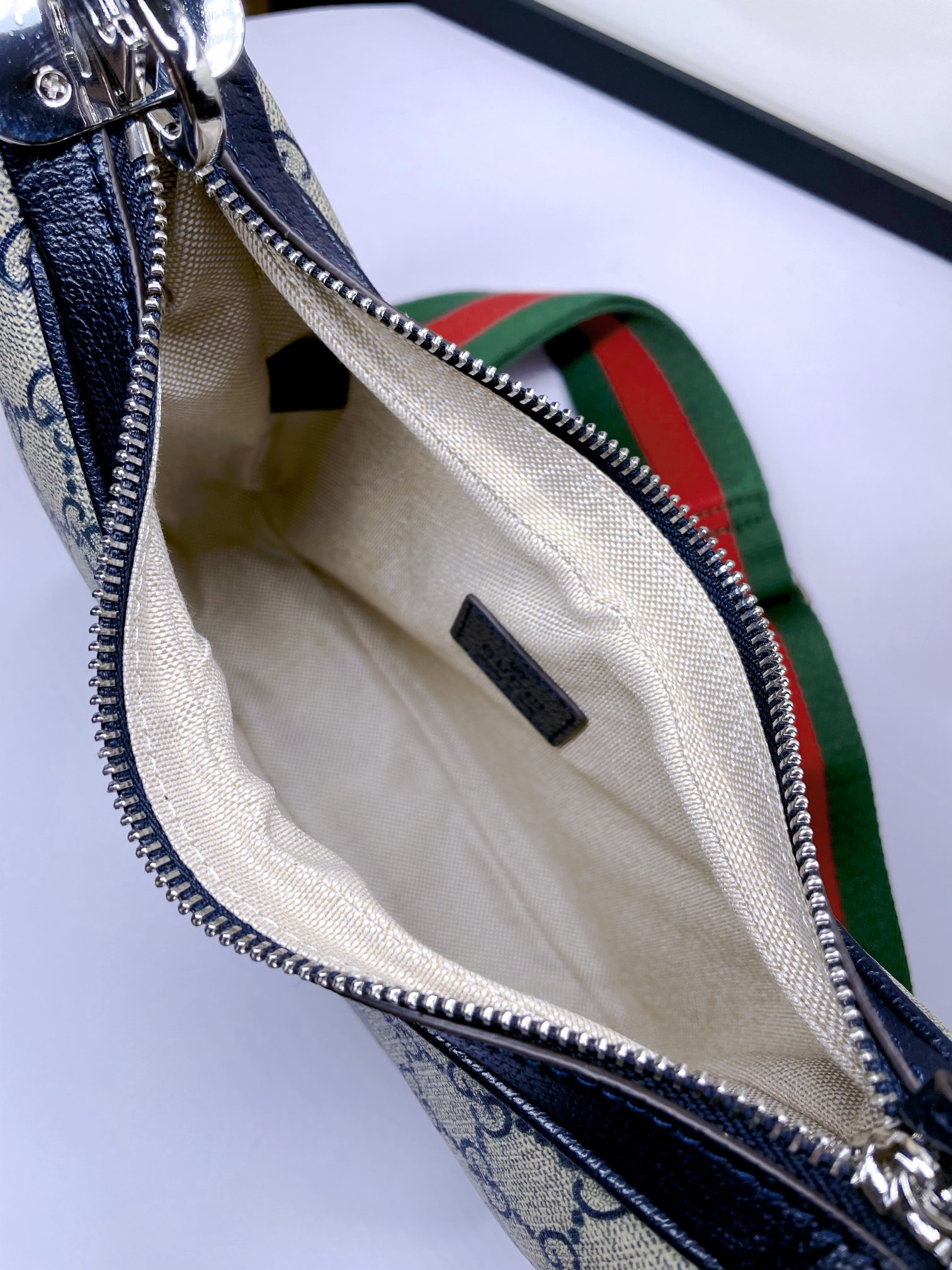 Gucci Attache 小号肩背包 - 新月形状と復古魅力のエレガンス