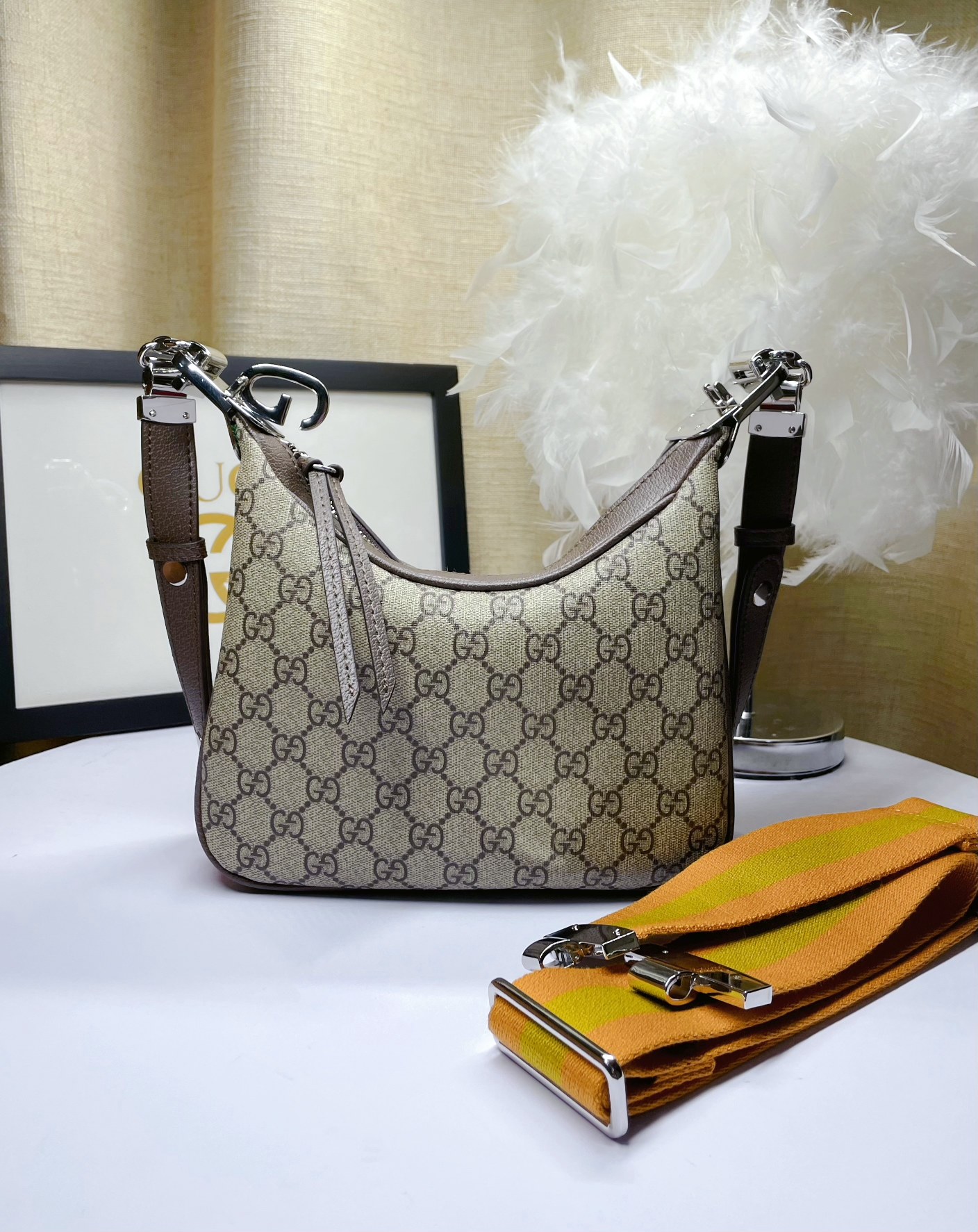 Gucci Attache 小号肩背包 - 新月型デザインと復古魅力