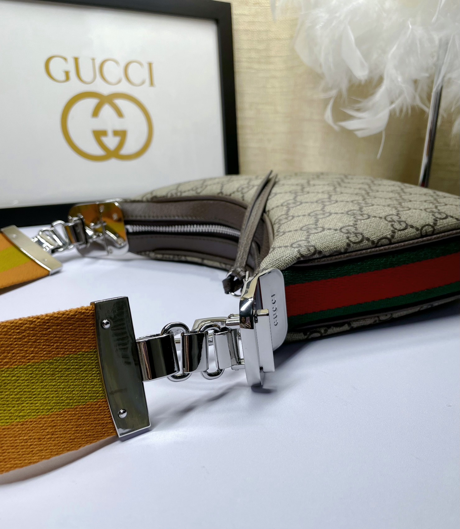 Gucci Attache 小号肩背包 - 新月型デザインと復古魅力