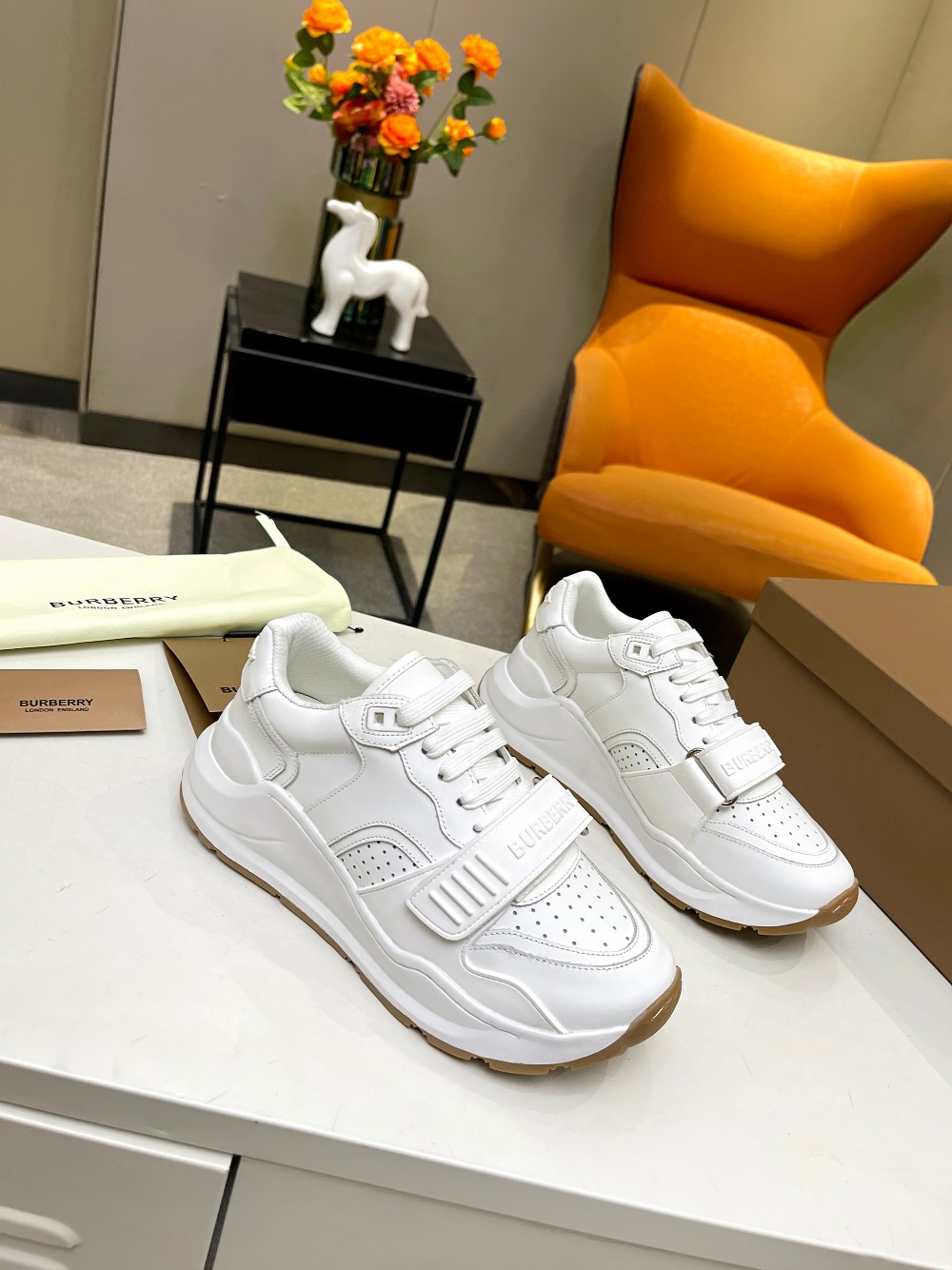 最新颜色 高端版：男女款Burberry 巴宝莉 2020爆款运动鞋出大货啦,购原板复刻,原板楦头,原板转印码标,不是价高就是高端版,欢迎实物对比 面料：丝绸牛皮+羊猄 里布：原板运动内里,垫脚丝绸牛里 大底：原板开模TR 颜色：15色可选 码数：女款35-40,男款39-4535,45定制