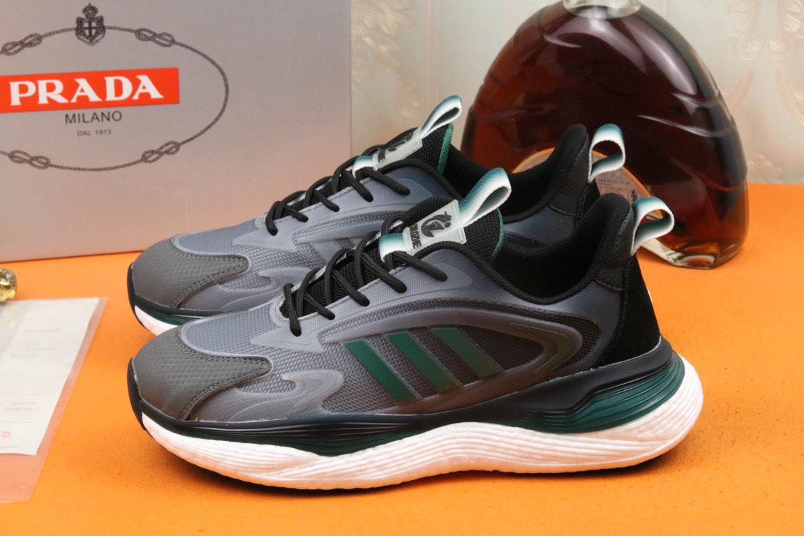 I5 高品质PRADA普拉达上市著名奢侈品牌，专柜同步更新，意大利男鞋时尚杂志季刊封面主推款鞋面采用意大利进口头层牛皮拼接冰丝网布制作，舒适透气内里。原版二次发泡气垫大底，上脚舒适有型。 细节无可挑剔。