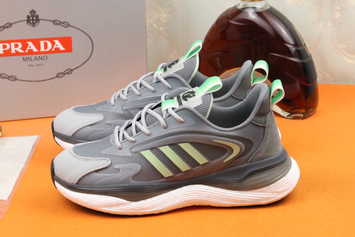 I5 高品质PRADA普拉达上市著名奢侈品牌，专柜同步更新，意大利男鞋时尚杂志季刊封面主推款鞋面采用意大利进口头层牛皮拼接冰丝网布制作，舒适透气内里。原版二次发泡气垫大底，上脚舒适有型。 细节无可挑剔。