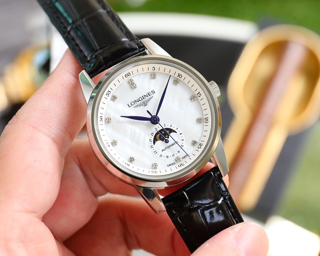 ， 皮带，钢带 全新升级高端系列浪琴 Longines 复古系列L2.9.4.78.3月相腕表压轴登场简约优雅尽显从容气度表壳1.腕表尺寸40X11.5毫米，细节一丝不苟的还原复古系列表壳独特的优雅精髓，让佩戴者在佩戴过程中既贴手，且舒适。2.柳叶形蓝钢淬火表针，3.六点钟的月相功能与原装无二，均是一个月转一圈，操作和调试的方法吻合原版4.表盘上的贝壳纹理。表带扣意大利小牛皮表带搭配浪琴 Longines 经典蝴蝶式精钢表扣.4点位有快调按钮调6点位星辰日历