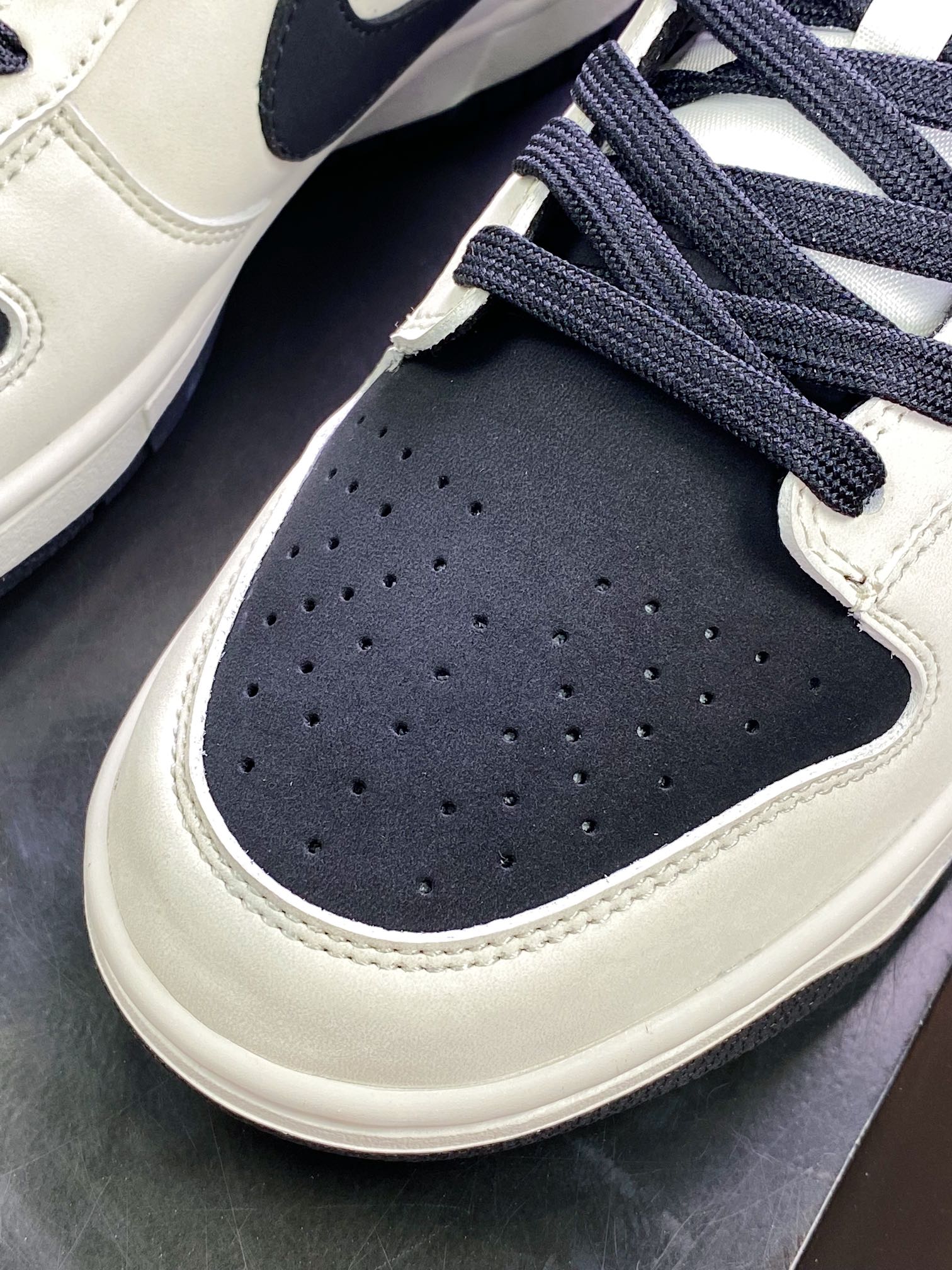 260 《头文字D》x SB Dunk Low”INITIAL D/Toyota AE86”扣篮系列低帮板鞋“米白黑紫藤原拓海”AE1391-086