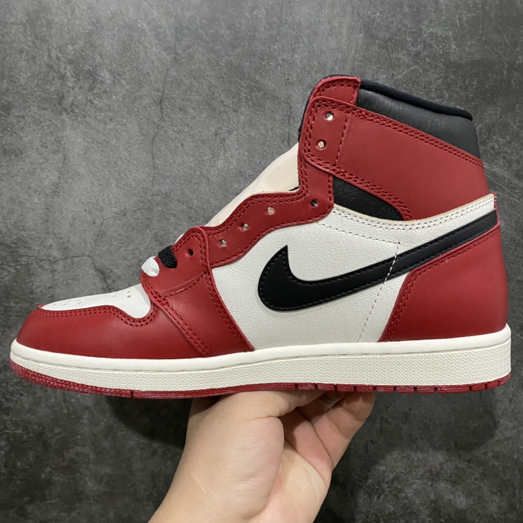 图片[2]-X版纯原AJ1芝加哥做旧 Air Jordan 1 \”Chicago Reimagined\” 高帮 做旧芝加哥 原厂皮 正常爆裂纹皮料 原楦原数据打造 鞋型非常完美 无可挑剔，原盒做旧 原配件自带签名小票全部1比1还原💪🏻 鞋款采用白色皮质面料打造鞋面，搭配红色框架点缀，构成经典的芝加哥配色。鞋侧的Swoosh采用黑色呈现，搭配黑色鞋帮飞翼Logo与纯白鞋舌。鞋款鞋帮位置以及鞋面，均采用爆裂纹设.计，但整体而言并不突兀，还是值得期待的，鞋底部分，纯白中底搭配红色大底。 货号：DZ5485-612 尺码：36 36.5 37.5 38 38.5 39 40 40.5 41 42 42.5 43 44 44.5 45 46-选品中心