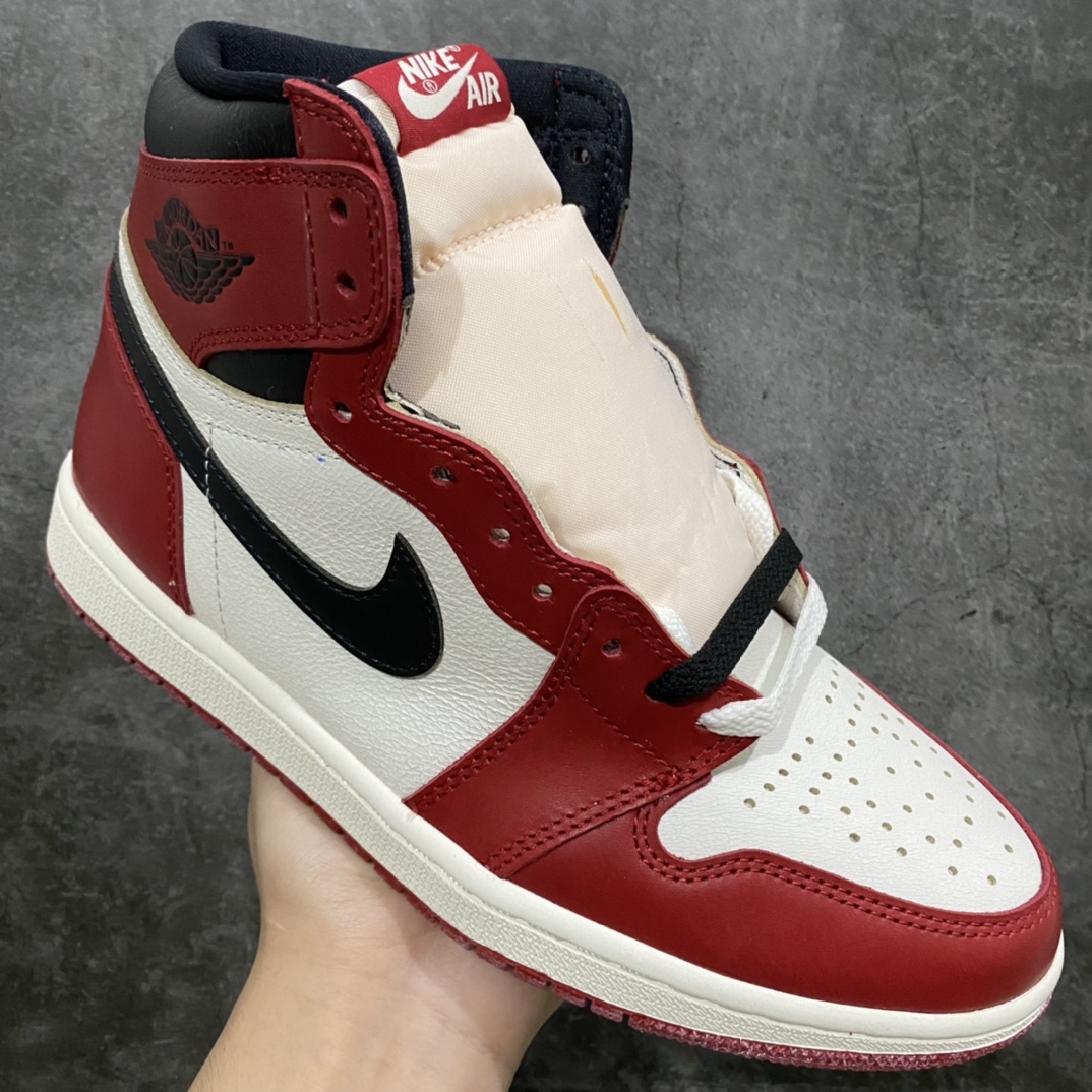 图片[3]-X版纯原AJ1芝加哥做旧 Air Jordan 1 \”Chicago Reimagined\” 高帮 做旧芝加哥 原厂皮 正常爆裂纹皮料 原楦原数据打造 鞋型非常完美 无可挑剔，原盒做旧 原配件自带签名小票全部1比1还原💪🏻 鞋款采用白色皮质面料打造鞋面，搭配红色框架点缀，构成经典的芝加哥配色。鞋侧的Swoosh采用黑色呈现，搭配黑色鞋帮飞翼Logo与纯白鞋舌。鞋款鞋帮位置以及鞋面，均采用爆裂纹设.计，但整体而言并不突兀，还是值得期待的，鞋底部分，纯白中底搭配红色大底。 货号：DZ5485-612 尺码：36 36.5 37.5 38 38.5 39 40 40.5 41 42 42.5 43 44 44.5 45 46-选品中心
