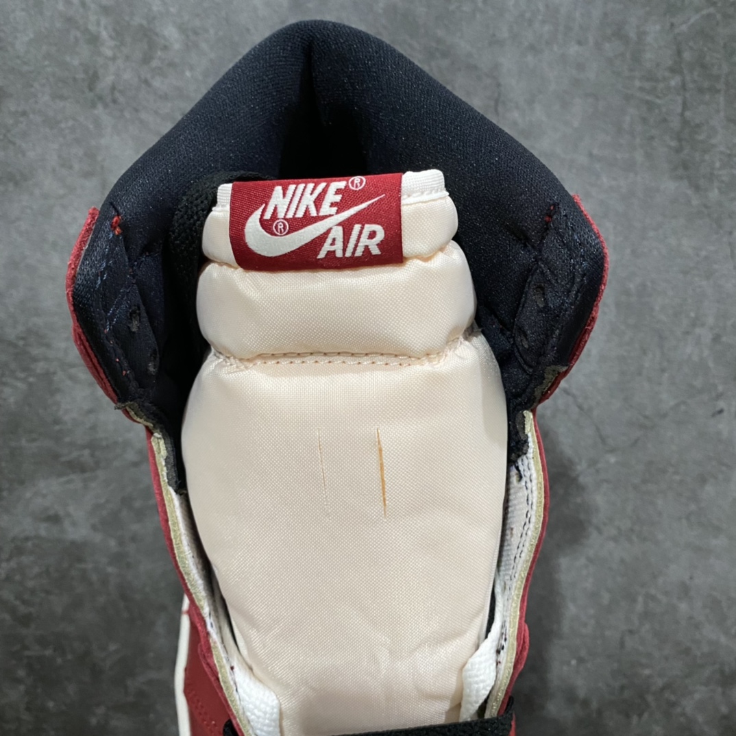 图片[8]-X版纯原AJ1芝加哥做旧 Air Jordan 1 \”Chicago Reimagined\” 高帮 做旧芝加哥 原厂皮 正常爆裂纹皮料 原楦原数据打造 鞋型非常完美 无可挑剔，原盒做旧 原配件自带签名小票全部1比1还原💪🏻 鞋款采用白色皮质面料打造鞋面，搭配红色框架点缀，构成经典的芝加哥配色。鞋侧的Swoosh采用黑色呈现，搭配黑色鞋帮飞翼Logo与纯白鞋舌。鞋款鞋帮位置以及鞋面，均采用爆裂纹设.计，但整体而言并不突兀，还是值得期待的，鞋底部分，纯白中底搭配红色大底。 货号：DZ5485-612 尺码：36 36.5 37.5 38 38.5 39 40 40.5 41 42 42.5 43 44 44.5 45 46-选品中心