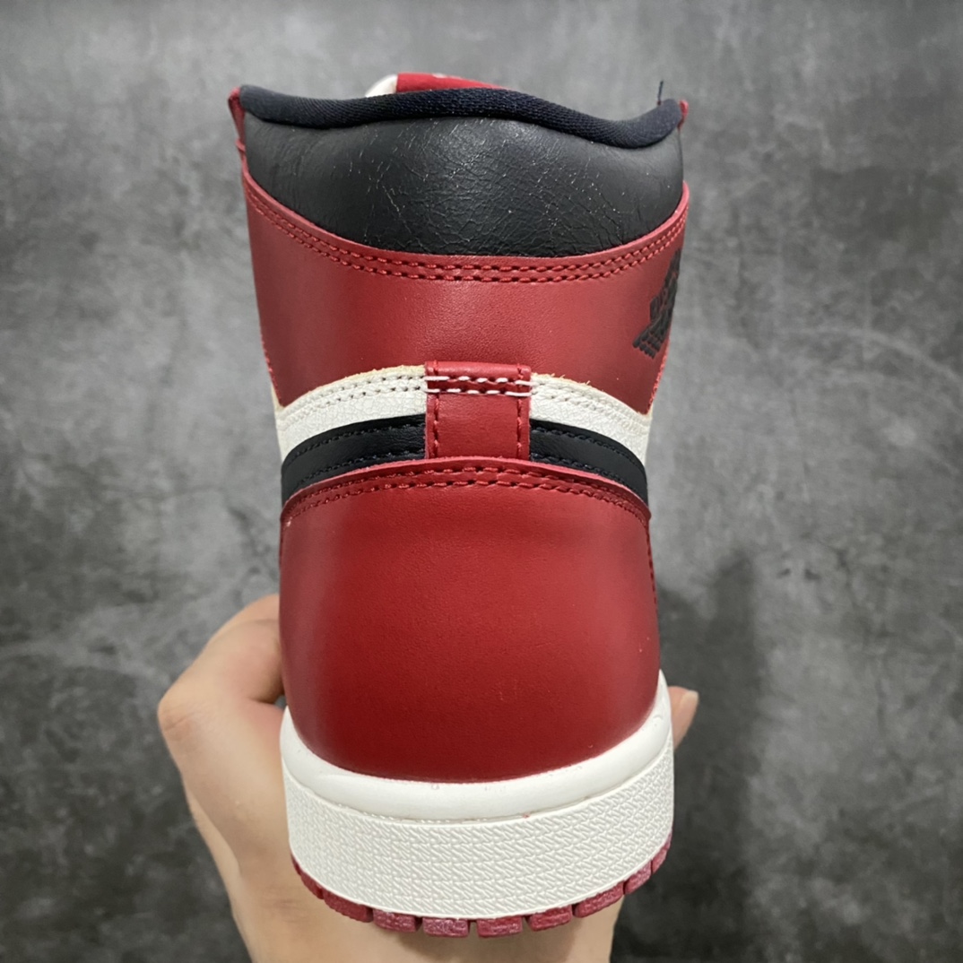 图片[4]-X版纯原AJ1芝加哥做旧 Air Jordan 1 \”Chicago Reimagined\” 高帮 做旧芝加哥 原厂皮 正常爆裂纹皮料 原楦原数据打造 鞋型非常完美 无可挑剔，原盒做旧 原配件自带签名小票全部1比1还原💪🏻 鞋款采用白色皮质面料打造鞋面，搭配红色框架点缀，构成经典的芝加哥配色。鞋侧的Swoosh采用黑色呈现，搭配黑色鞋帮飞翼Logo与纯白鞋舌。鞋款鞋帮位置以及鞋面，均采用爆裂纹设.计，但整体而言并不突兀，还是值得期待的，鞋底部分，纯白中底搭配红色大底。 货号：DZ5485-612 尺码：36 36.5 37.5 38 38.5 39 40 40.5 41 42 42.5 43 44 44.5 45 46-选品中心