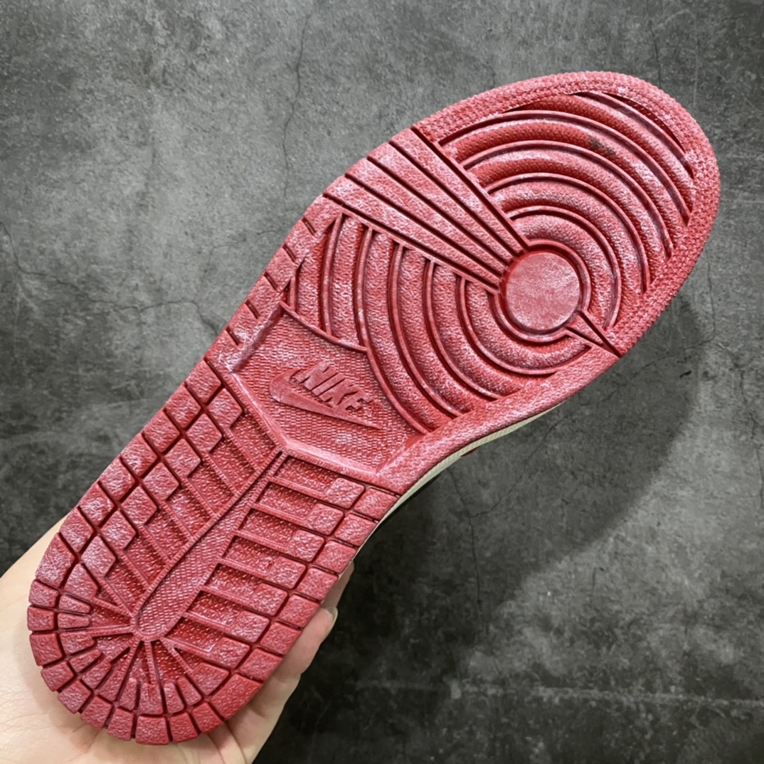 图片[9]-X版纯原AJ1芝加哥做旧 Air Jordan 1 \”Chicago Reimagined\” 高帮 做旧芝加哥 原厂皮 正常爆裂纹皮料 原楦原数据打造 鞋型非常完美 无可挑剔，原盒做旧 原配件自带签名小票全部1比1还原💪🏻 鞋款采用白色皮质面料打造鞋面，搭配红色框架点缀，构成经典的芝加哥配色。鞋侧的Swoosh采用黑色呈现，搭配黑色鞋帮飞翼Logo与纯白鞋舌。鞋款鞋帮位置以及鞋面，均采用爆裂纹设.计，但整体而言并不突兀，还是值得期待的，鞋底部分，纯白中底搭配红色大底。 货号：DZ5485-612 尺码：36 36.5 37.5 38 38.5 39 40 40.5 41 42 42.5 43 44 44.5 45 46-选品中心