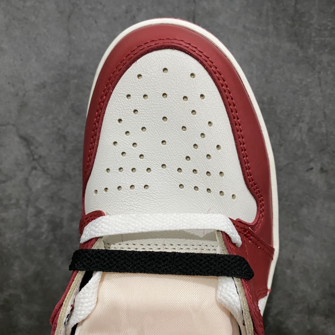 图片[5]-X版纯原AJ1芝加哥做旧 Air Jordan 1 \”Chicago Reimagined\” 高帮 做旧芝加哥 原厂皮 正常爆裂纹皮料 原楦原数据打造 鞋型非常完美 无可挑剔，原盒做旧 原配件自带签名小票全部1比1还原💪🏻 鞋款采用白色皮质面料打造鞋面，搭配红色框架点缀，构成经典的芝加哥配色。鞋侧的Swoosh采用黑色呈现，搭配黑色鞋帮飞翼Logo与纯白鞋舌。鞋款鞋帮位置以及鞋面，均采用爆裂纹设.计，但整体而言并不突兀，还是值得期待的，鞋底部分，纯白中底搭配红色大底。 货号：DZ5485-612 尺码：36 36.5 37.5 38 38.5 39 40 40.5 41 42 42.5 43 44 44.5 45 46-选品中心