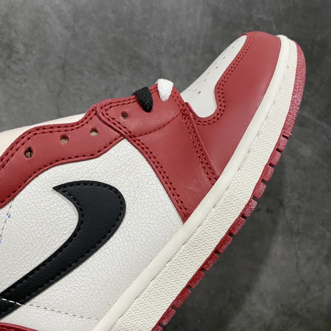 图片[6]-X版纯原AJ1芝加哥做旧 Air Jordan 1 \”Chicago Reimagined\” 高帮 做旧芝加哥 原厂皮 正常爆裂纹皮料 原楦原数据打造 鞋型非常完美 无可挑剔，原盒做旧 原配件自带签名小票全部1比1还原💪🏻 鞋款采用白色皮质面料打造鞋面，搭配红色框架点缀，构成经典的芝加哥配色。鞋侧的Swoosh采用黑色呈现，搭配黑色鞋帮飞翼Logo与纯白鞋舌。鞋款鞋帮位置以及鞋面，均采用爆裂纹设.计，但整体而言并不突兀，还是值得期待的，鞋底部分，纯白中底搭配红色大底。 货号：DZ5485-612 尺码：36 36.5 37.5 38 38.5 39 40 40.5 41 42 42.5 43 44 44.5 45 46-选品中心