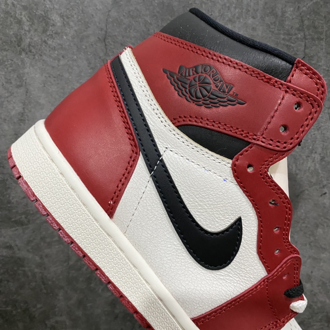 图片[7]-X版纯原AJ1芝加哥做旧 Air Jordan 1 \”Chicago Reimagined\” 高帮 做旧芝加哥 原厂皮 正常爆裂纹皮料 原楦原数据打造 鞋型非常完美 无可挑剔，原盒做旧 原配件自带签名小票全部1比1还原💪🏻 鞋款采用白色皮质面料打造鞋面，搭配红色框架点缀，构成经典的芝加哥配色。鞋侧的Swoosh采用黑色呈现，搭配黑色鞋帮飞翼Logo与纯白鞋舌。鞋款鞋帮位置以及鞋面，均采用爆裂纹设.计，但整体而言并不突兀，还是值得期待的，鞋底部分，纯白中底搭配红色大底。 货号：DZ5485-612 尺码：36 36.5 37.5 38 38.5 39 40 40.5 41 42 42.5 43 44 44.5 45 46-选品中心
