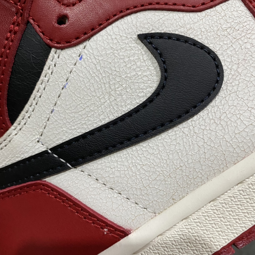 图片[2]-X版纯原AJ1芝加哥做旧 Air Jordan 1 \”Chicago Reimagined\” 高帮 做旧芝加哥 原厂皮 正常爆裂纹皮料 原楦原数据打造 鞋型非常完美 无可挑剔，原盒做旧 原配件自带签名小票全部1比1还原💪🏻 鞋款采用白色皮质面料打造鞋面，搭配红色框架点缀，构成经典的芝加哥配色。鞋侧的Swoosh采用黑色呈现，搭配黑色鞋帮飞翼Logo与纯白鞋舌。鞋款鞋帮位置以及鞋面，均采用爆裂纹设.计，但整体而言并不突兀，还是值得期待的，鞋底部分，纯白中底搭配红色大底。 货号：DZ5485-612 尺码：36 36.5 37.5 38 38.5 39 40 40.5 41 42 42.5 43 44 44.5 45 46-选品中心