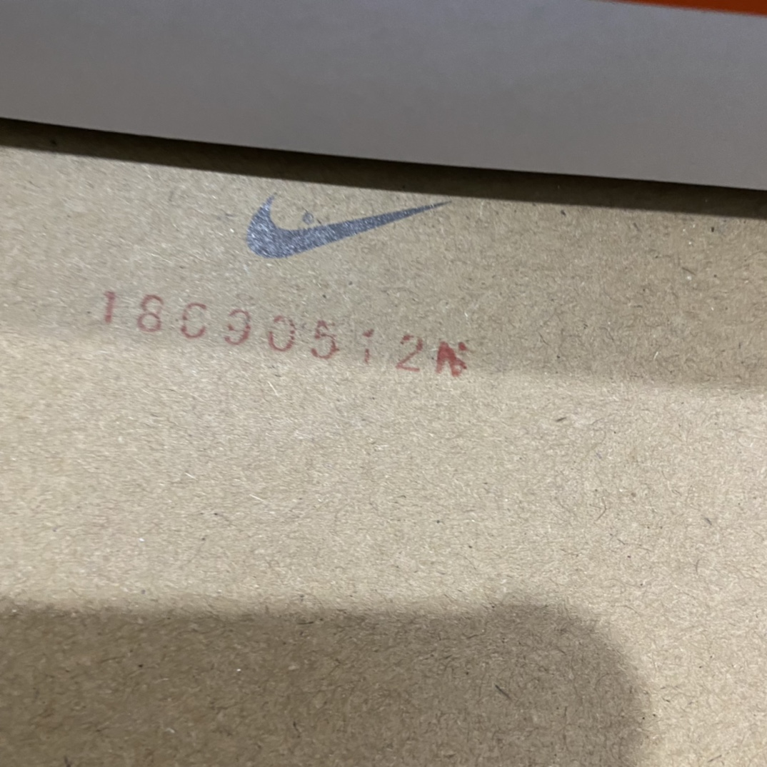 图片[6]-X版纯原AJ1芝加哥做旧 Air Jordan 1 \”Chicago Reimagined\” 高帮 做旧芝加哥 原厂皮 正常爆裂纹皮料 原楦原数据打造 鞋型非常完美 无可挑剔，原盒做旧 原配件自带签名小票全部1比1还原💪🏻 鞋款采用白色皮质面料打造鞋面，搭配红色框架点缀，构成经典的芝加哥配色。鞋侧的Swoosh采用黑色呈现，搭配黑色鞋帮飞翼Logo与纯白鞋舌。鞋款鞋帮位置以及鞋面，均采用爆裂纹设.计，但整体而言并不突兀，还是值得期待的，鞋底部分，纯白中底搭配红色大底。 货号：DZ5485-612 尺码：36 36.5 37.5 38 38.5 39 40 40.5 41 42 42.5 43 44 44.5 45 46-选品中心