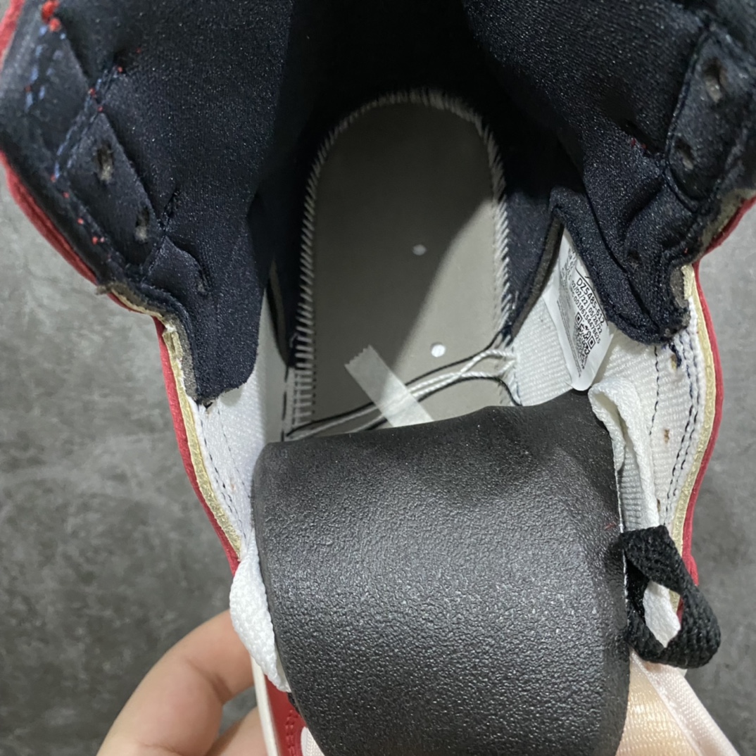 图片[5]-X版纯原AJ1芝加哥做旧 Air Jordan 1 \”Chicago Reimagined\” 高帮 做旧芝加哥 原厂皮 正常爆裂纹皮料 原楦原数据打造 鞋型非常完美 无可挑剔，原盒做旧 原配件自带签名小票全部1比1还原💪🏻 鞋款采用白色皮质面料打造鞋面，搭配红色框架点缀，构成经典的芝加哥配色。鞋侧的Swoosh采用黑色呈现，搭配黑色鞋帮飞翼Logo与纯白鞋舌。鞋款鞋帮位置以及鞋面，均采用爆裂纹设.计，但整体而言并不突兀，还是值得期待的，鞋底部分，纯白中底搭配红色大底。 货号：DZ5485-612 尺码：36 36.5 37.5 38 38.5 39 40 40.5 41 42 42.5 43 44 44.5 45 46-选品中心