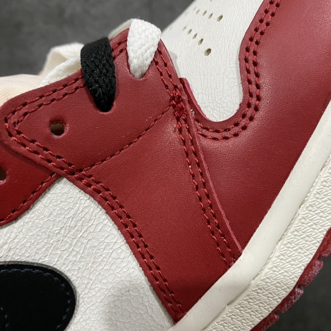图片[3]-X版纯原AJ1芝加哥做旧 Air Jordan 1 \”Chicago Reimagined\” 高帮 做旧芝加哥 原厂皮 正常爆裂纹皮料 原楦原数据打造 鞋型非常完美 无可挑剔，原盒做旧 原配件自带签名小票全部1比1还原💪🏻 鞋款采用白色皮质面料打造鞋面，搭配红色框架点缀，构成经典的芝加哥配色。鞋侧的Swoosh采用黑色呈现，搭配黑色鞋帮飞翼Logo与纯白鞋舌。鞋款鞋帮位置以及鞋面，均采用爆裂纹设.计，但整体而言并不突兀，还是值得期待的，鞋底部分，纯白中底搭配红色大底。 货号：DZ5485-612 尺码：36 36.5 37.5 38 38.5 39 40 40.5 41 42 42.5 43 44 44.5 45 46-选品中心