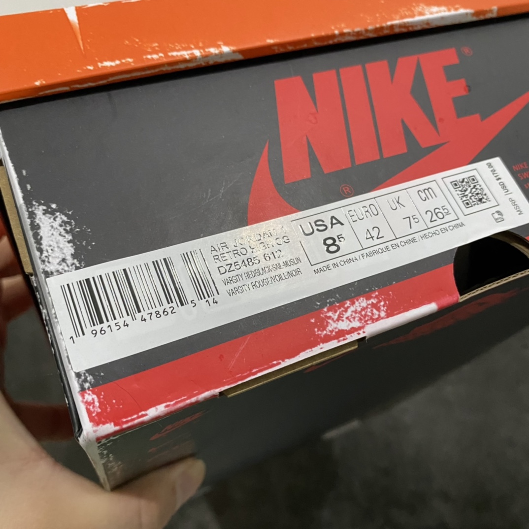 图片[9]-X版纯原AJ1芝加哥做旧 Air Jordan 1 \”Chicago Reimagined\” 高帮 做旧芝加哥 原厂皮 正常爆裂纹皮料 原楦原数据打造 鞋型非常完美 无可挑剔，原盒做旧 原配件自带签名小票全部1比1还原💪🏻 鞋款采用白色皮质面料打造鞋面，搭配红色框架点缀，构成经典的芝加哥配色。鞋侧的Swoosh采用黑色呈现，搭配黑色鞋帮飞翼Logo与纯白鞋舌。鞋款鞋帮位置以及鞋面，均采用爆裂纹设.计，但整体而言并不突兀，还是值得期待的，鞋底部分，纯白中底搭配红色大底。 货号：DZ5485-612 尺码：36 36.5 37.5 38 38.5 39 40 40.5 41 42 42.5 43 44 44.5 45 46-选品中心