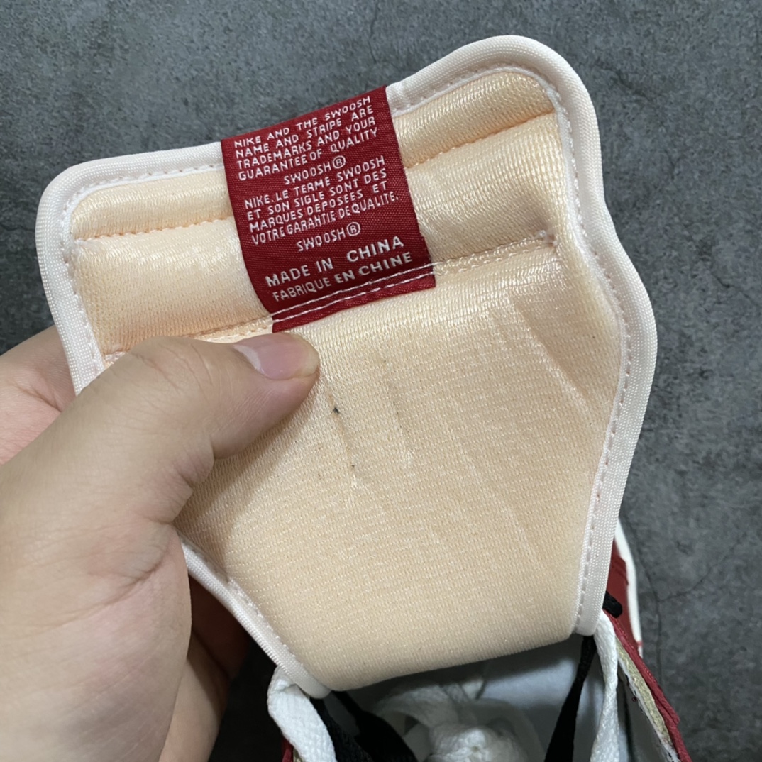 图片[4]-X版纯原AJ1芝加哥做旧 Air Jordan 1 \”Chicago Reimagined\” 高帮 做旧芝加哥 原厂皮 正常爆裂纹皮料 原楦原数据打造 鞋型非常完美 无可挑剔，原盒做旧 原配件自带签名小票全部1比1还原💪🏻 鞋款采用白色皮质面料打造鞋面，搭配红色框架点缀，构成经典的芝加哥配色。鞋侧的Swoosh采用黑色呈现，搭配黑色鞋帮飞翼Logo与纯白鞋舌。鞋款鞋帮位置以及鞋面，均采用爆裂纹设.计，但整体而言并不突兀，还是值得期待的，鞋底部分，纯白中底搭配红色大底。 货号：DZ5485-612 尺码：36 36.5 37.5 38 38.5 39 40 40.5 41 42 42.5 43 44 44.5 45 46-选品中心