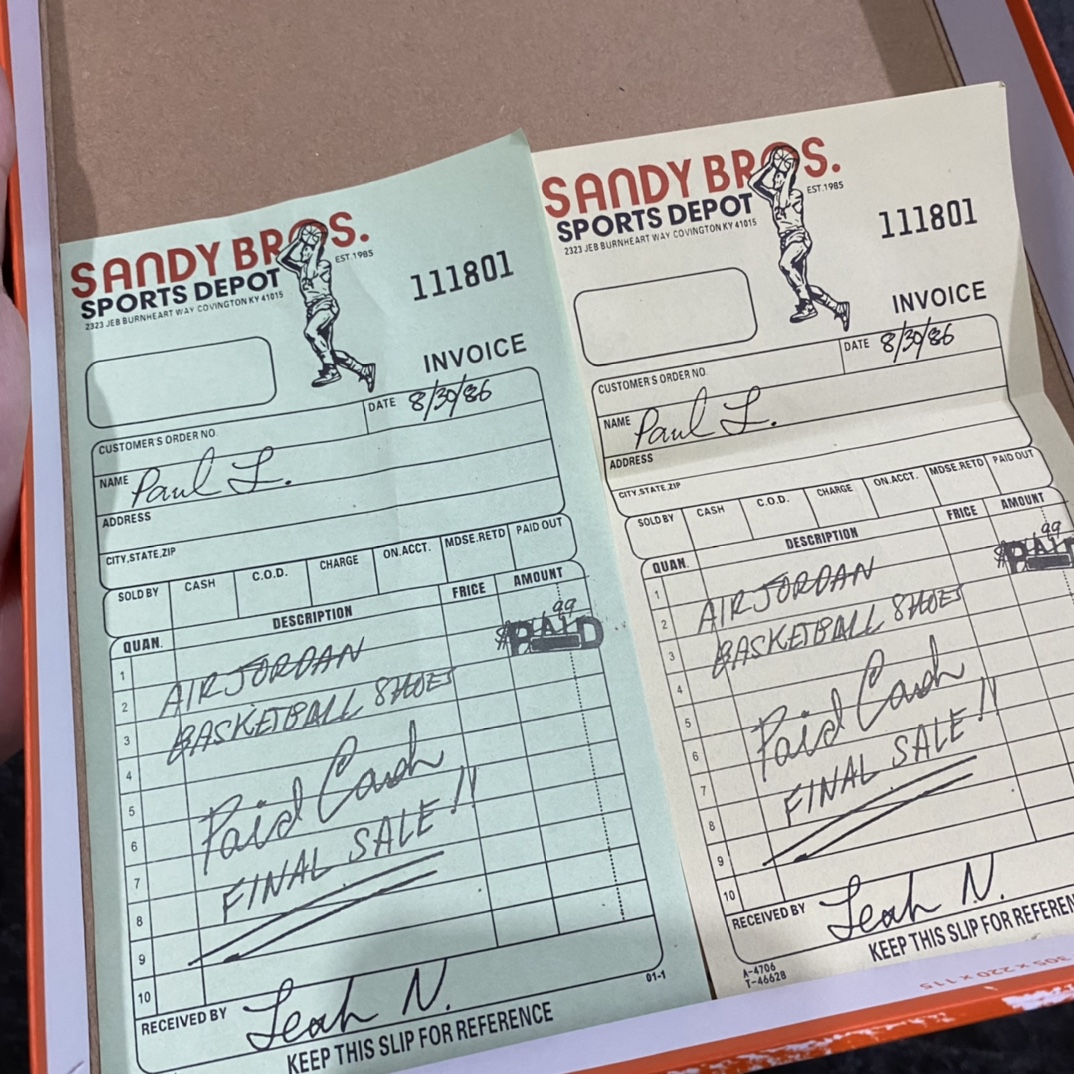 图片[7]-X版纯原AJ1芝加哥做旧 Air Jordan 1 \”Chicago Reimagined\” 高帮 做旧芝加哥 原厂皮 正常爆裂纹皮料 原楦原数据打造 鞋型非常完美 无可挑剔，原盒做旧 原配件自带签名小票全部1比1还原💪🏻 鞋款采用白色皮质面料打造鞋面，搭配红色框架点缀，构成经典的芝加哥配色。鞋侧的Swoosh采用黑色呈现，搭配黑色鞋帮飞翼Logo与纯白鞋舌。鞋款鞋帮位置以及鞋面，均采用爆裂纹设.计，但整体而言并不突兀，还是值得期待的，鞋底部分，纯白中底搭配红色大底。 货号：DZ5485-612 尺码：36 36.5 37.5 38 38.5 39 40 40.5 41 42 42.5 43 44 44.5 45 46-选品中心