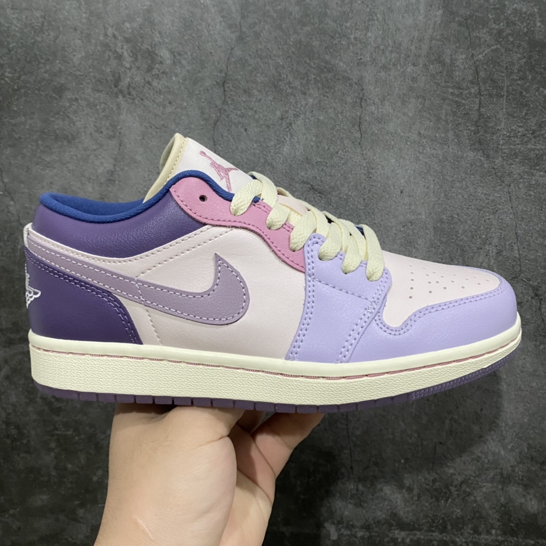 GC(dt)纯原 Air Jordan AJ1 Low 粉紫色彩蛋女段 DZ2768-651 市面唯一纯原级别 完美零毛边处理 原厂内置全掌气垫 价格定位良心 几十个配色陆续出 平台专用代工流水线出品 一眼公司既视感 拿到手的一瞬间就与众不同 碾压市面所有版本 认准细节 全部原鞋开发 每一个配色都会采购原鞋确认细节 打破市面看图做货无好货之说 细节精确 所有配色原数据档案开发！ 尺码：35.5-40-选品中心
