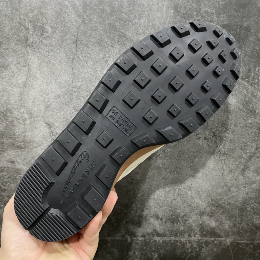 图片[9]-Tom Sachs x NK Craft General Purpose Shoe 联名宇航员4.0火星鞋 DA6672-200 整双鞋的外形和Killshot 较为相似 使用 Mesh 材料作为主体 鞋头和鞋跟都有麂皮材质做加强 鞋头处还有热压材料保护脚趾 整体配色方案较为低调 浅灰色的麂皮搭配上乳白色的 Mesh 材料 鞋身上纯白色硕大的Swoosh 也更吸引人眼球 鞋领口处还有蓝色的标签作为点缀 中底方面使用大地色系的泡棉材质 和浅色的鞋身形成反差带来视觉冲击力 鞋盒上的亮点也不少 手绘风格的 Tom Sachs 和 General Purpose Shoe 字样以及 Swoosh 在鞋盒侧面异常亮眼 颇有 Tom 的个人风格 鞋盒底部也有手写风格的文字 Own Less Do More 尺码：36 36.5 37.5 38 38.5 39 40 40.5 41 42 42.5 43 44 44.5 45-选品中心