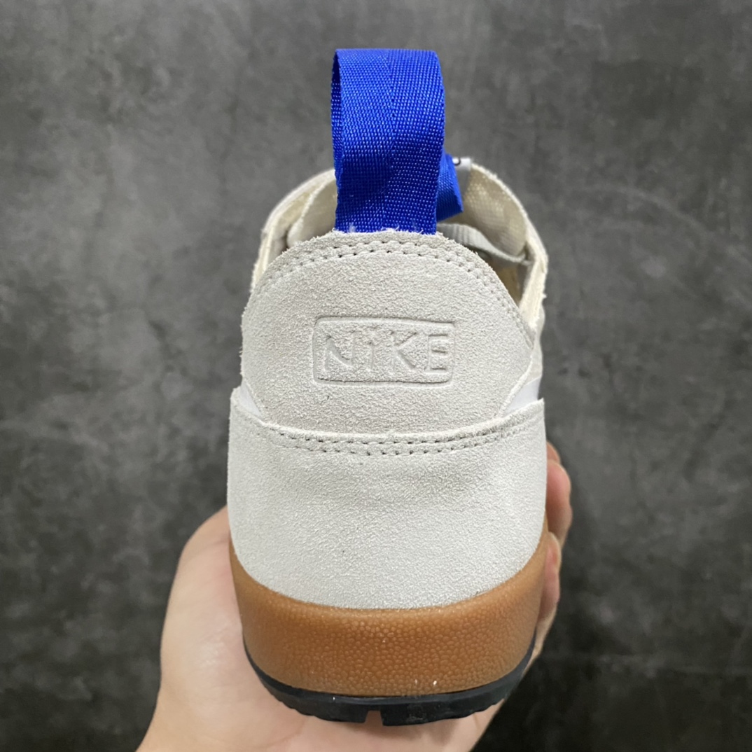 图片[4]-Tom Sachs x NK Craft General Purpose Shoe 联名宇航员4.0火星鞋 DA6672-200 整双鞋的外形和Killshot 较为相似 使用 Mesh 材料作为主体 鞋头和鞋跟都有麂皮材质做加强 鞋头处还有热压材料保护脚趾 整体配色方案较为低调 浅灰色的麂皮搭配上乳白色的 Mesh 材料 鞋身上纯白色硕大的Swoosh 也更吸引人眼球 鞋领口处还有蓝色的标签作为点缀 中底方面使用大地色系的泡棉材质 和浅色的鞋身形成反差带来视觉冲击力 鞋盒上的亮点也不少 手绘风格的 Tom Sachs 和 General Purpose Shoe 字样以及 Swoosh 在鞋盒侧面异常亮眼 颇有 Tom 的个人风格 鞋盒底部也有手写风格的文字 Own Less Do More 尺码：36 36.5 37.5 38 38.5 39 40 40.5 41 42 42.5 43 44 44.5 45-选品中心