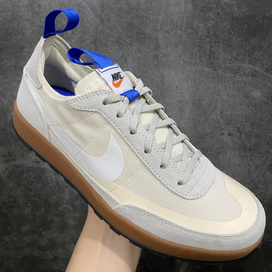 图片[3]-Tom Sachs x NK Craft General Purpose Shoe 联名宇航员4.0火星鞋 DA6672-200 整双鞋的外形和Killshot 较为相似 使用 Mesh 材料作为主体 鞋头和鞋跟都有麂皮材质做加强 鞋头处还有热压材料保护脚趾 整体配色方案较为低调 浅灰色的麂皮搭配上乳白色的 Mesh 材料 鞋身上纯白色硕大的Swoosh 也更吸引人眼球 鞋领口处还有蓝色的标签作为点缀 中底方面使用大地色系的泡棉材质 和浅色的鞋身形成反差带来视觉冲击力 鞋盒上的亮点也不少 手绘风格的 Tom Sachs 和 General Purpose Shoe 字样以及 Swoosh 在鞋盒侧面异常亮眼 颇有 Tom 的个人风格 鞋盒底部也有手写风格的文字 Own Less Do More 尺码：36 36.5 37.5 38 38.5 39 40 40.5 41 42 42.5 43 44 44.5 45-选品中心