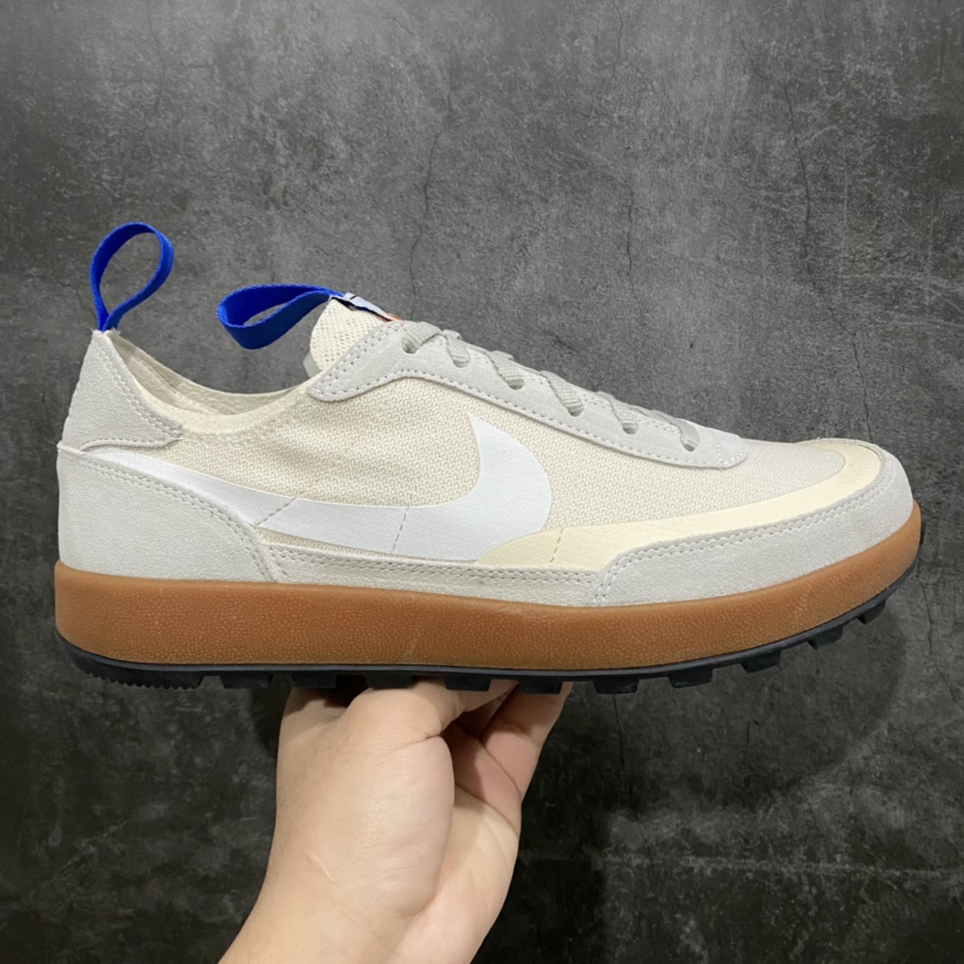 Tom Sachs x NK Craft General Purpose Shoe 联名宇航员4.0火星鞋 DA6672-200 整双鞋的外形和Killshot 较为相似 使用 Mesh 材料作为主体 鞋头和鞋跟都有麂皮材质做加强 鞋头处还有热压材料保护脚趾 整体配色方案较为低调 浅灰色的麂皮搭配上乳白色的 Mesh 材料 鞋身上纯白色硕大的Swoosh 也更吸引人眼球 鞋领口处还有蓝色的标签作为点缀 中底方面使用大地色系的泡棉材质 和浅色的鞋身形成反差带来视觉冲击力 鞋盒上的亮点也不少 手绘风格的 Tom Sachs 和 General Purpose Shoe 字样以及 Swoosh 在鞋盒侧面异常亮眼 颇有 Tom 的个人风格 鞋盒底部也有手写风格的文字 Own Less Do More 尺码:36 36.5 37.5 38 38.5 39 40 40.5 41 42 42.5 43 44 44.5 45-选品中心