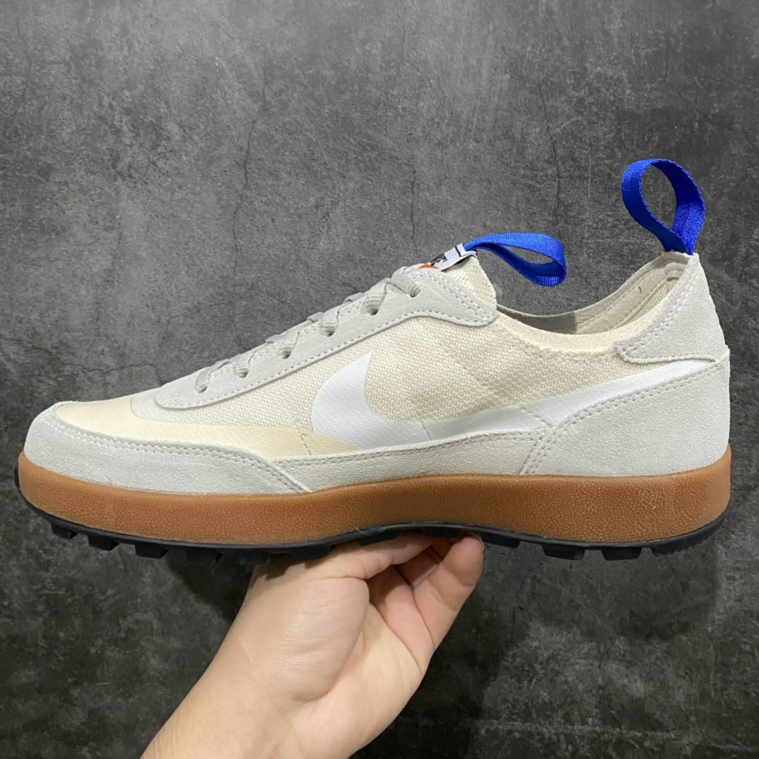 图片[2]-Tom Sachs x NK Craft General Purpose Shoe 联名宇航员4.0火星鞋 DA6672-200 整双鞋的外形和Killshot 较为相似 使用 Mesh 材料作为主体 鞋头和鞋跟都有麂皮材质做加强 鞋头处还有热压材料保护脚趾 整体配色方案较为低调 浅灰色的麂皮搭配上乳白色的 Mesh 材料 鞋身上纯白色硕大的Swoosh 也更吸引人眼球 鞋领口处还有蓝色的标签作为点缀 中底方面使用大地色系的泡棉材质 和浅色的鞋身形成反差带来视觉冲击力 鞋盒上的亮点也不少 手绘风格的 Tom Sachs 和 General Purpose Shoe 字样以及 Swoosh 在鞋盒侧面异常亮眼 颇有 Tom 的个人风格 鞋盒底部也有手写风格的文字 Own Less Do More 尺码：36 36.5 37.5 38 38.5 39 40 40.5 41 42 42.5 43 44 44.5 45-选品中心