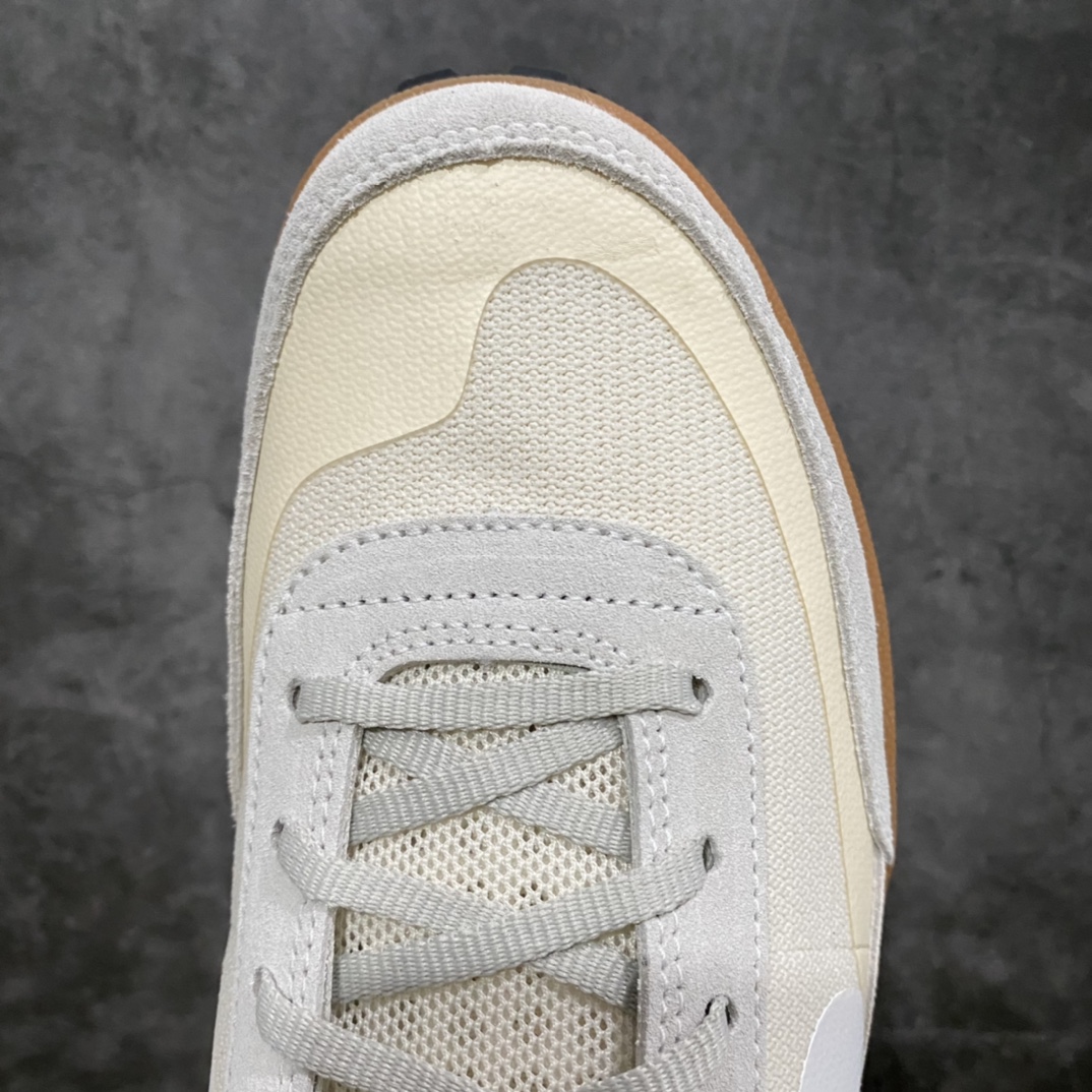 图片[5]-Tom Sachs x NK Craft General Purpose Shoe 联名宇航员4.0火星鞋 DA6672-200 整双鞋的外形和Killshot 较为相似 使用 Mesh 材料作为主体 鞋头和鞋跟都有麂皮材质做加强 鞋头处还有热压材料保护脚趾 整体配色方案较为低调 浅灰色的麂皮搭配上乳白色的 Mesh 材料 鞋身上纯白色硕大的Swoosh 也更吸引人眼球 鞋领口处还有蓝色的标签作为点缀 中底方面使用大地色系的泡棉材质 和浅色的鞋身形成反差带来视觉冲击力 鞋盒上的亮点也不少 手绘风格的 Tom Sachs 和 General Purpose Shoe 字样以及 Swoosh 在鞋盒侧面异常亮眼 颇有 Tom 的个人风格 鞋盒底部也有手写风格的文字 Own Less Do More 尺码：36 36.5 37.5 38 38.5 39 40 40.5 41 42 42.5 43 44 44.5 45-选品中心