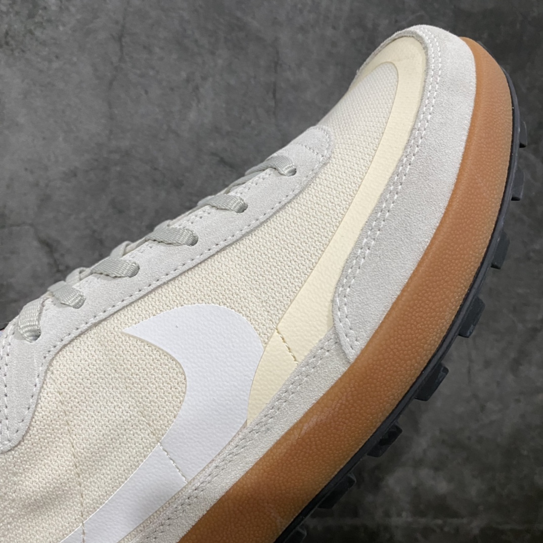 图片[6]-Tom Sachs x NK Craft General Purpose Shoe 联名宇航员4.0火星鞋 DA6672-200 整双鞋的外形和Killshot 较为相似 使用 Mesh 材料作为主体 鞋头和鞋跟都有麂皮材质做加强 鞋头处还有热压材料保护脚趾 整体配色方案较为低调 浅灰色的麂皮搭配上乳白色的 Mesh 材料 鞋身上纯白色硕大的Swoosh 也更吸引人眼球 鞋领口处还有蓝色的标签作为点缀 中底方面使用大地色系的泡棉材质 和浅色的鞋身形成反差带来视觉冲击力 鞋盒上的亮点也不少 手绘风格的 Tom Sachs 和 General Purpose Shoe 字样以及 Swoosh 在鞋盒侧面异常亮眼 颇有 Tom 的个人风格 鞋盒底部也有手写风格的文字 Own Less Do More 尺码：36 36.5 37.5 38 38.5 39 40 40.5 41 42 42.5 43 44 44.5 45-选品中心